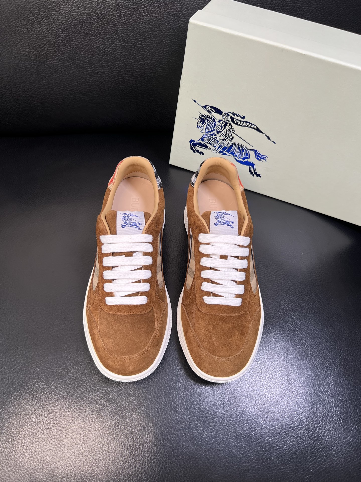 BURBERRY 顶级工艺品 巴宝莉 专柜同步，原厂配置意大利进口牛皮面料，高品质复杂拼接工艺，进口牛皮