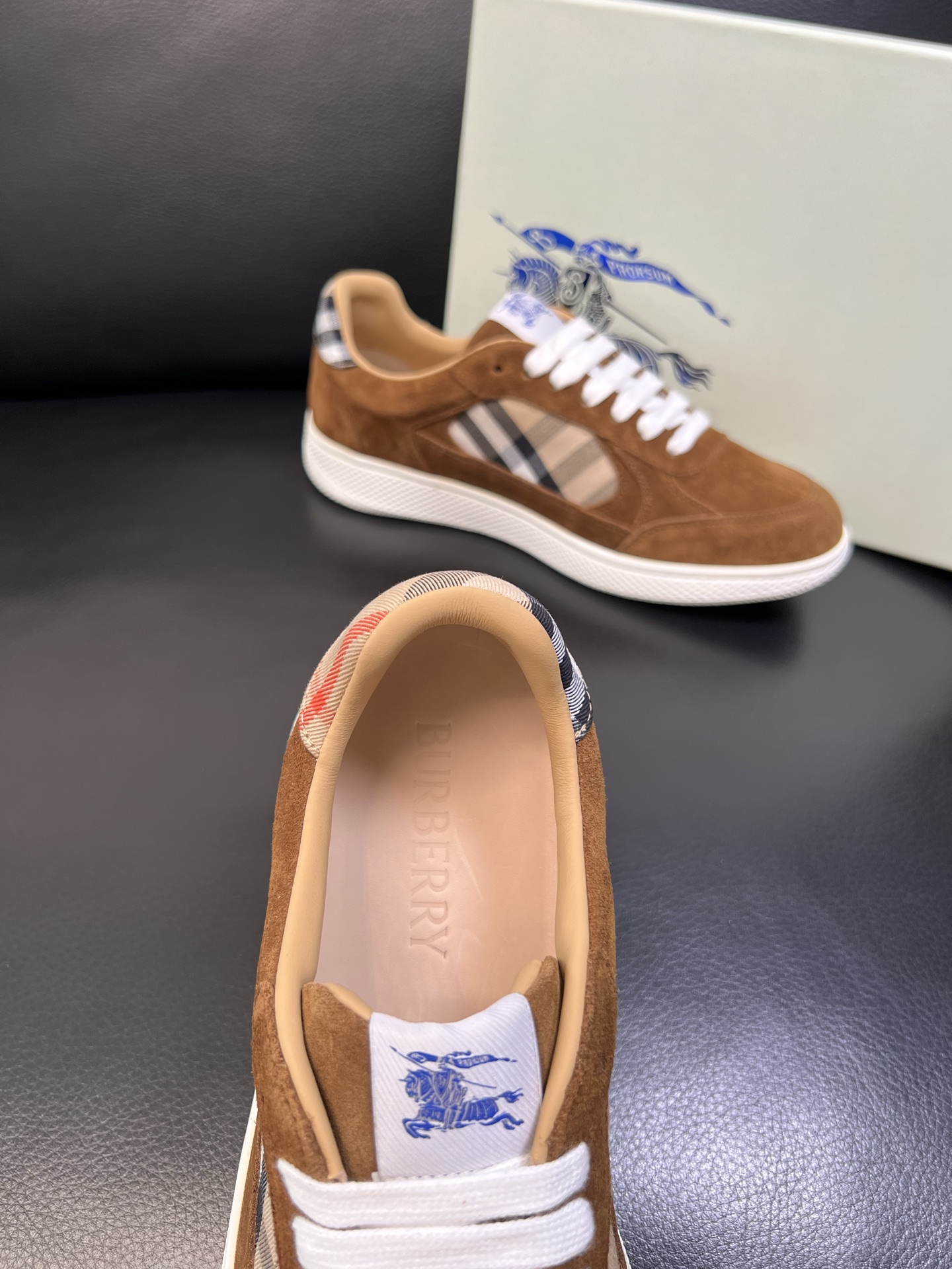 BURBERRY 顶级工艺品 巴宝莉 专柜同步，原厂配置意大利进口牛皮面料，高品质复杂拼接工艺，进口牛皮