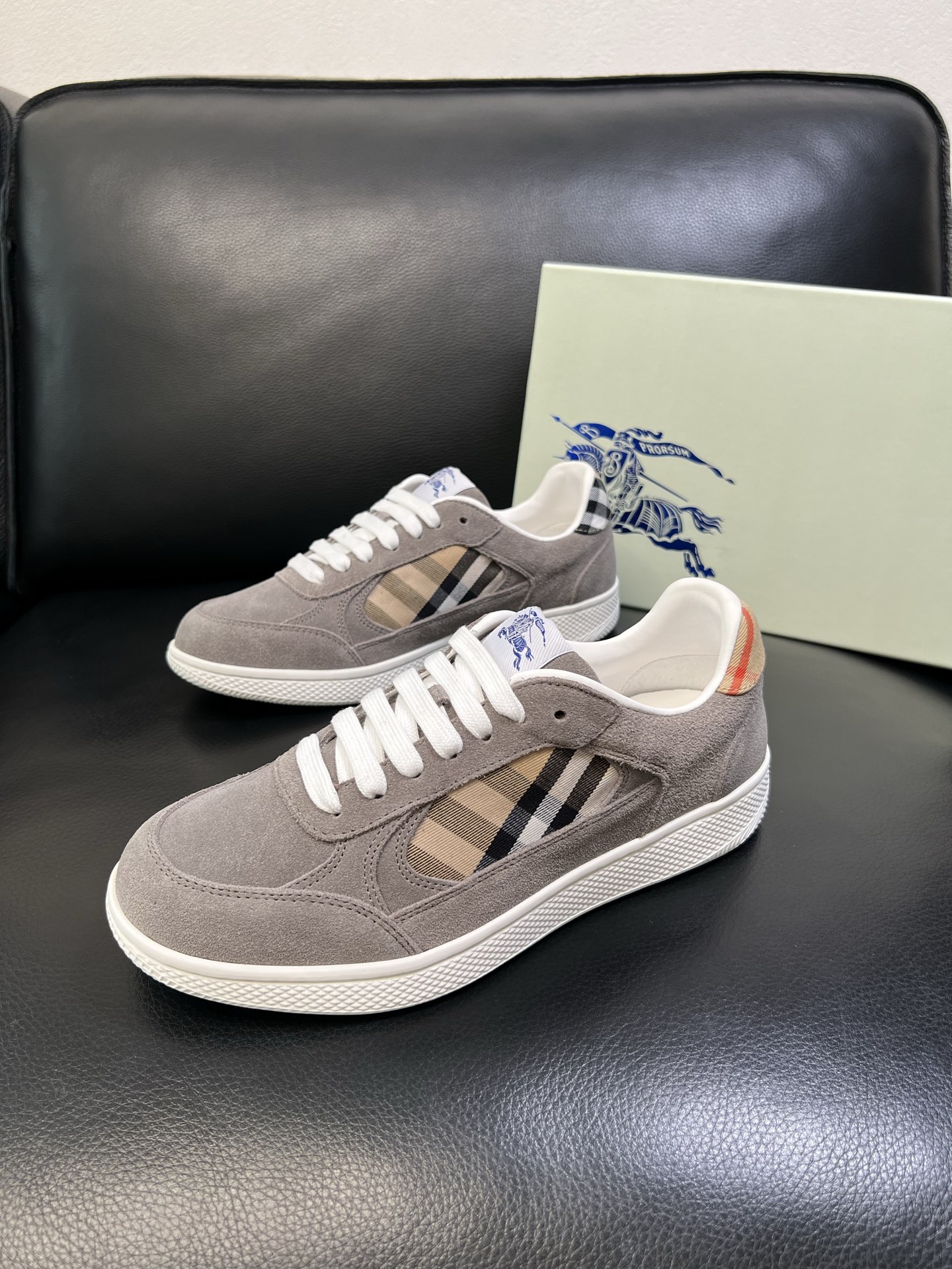 BURBERRY 顶级工艺品 巴宝莉 专柜同步，原厂配置意大利进口牛皮面料，高品质复杂拼接工艺，进口牛皮