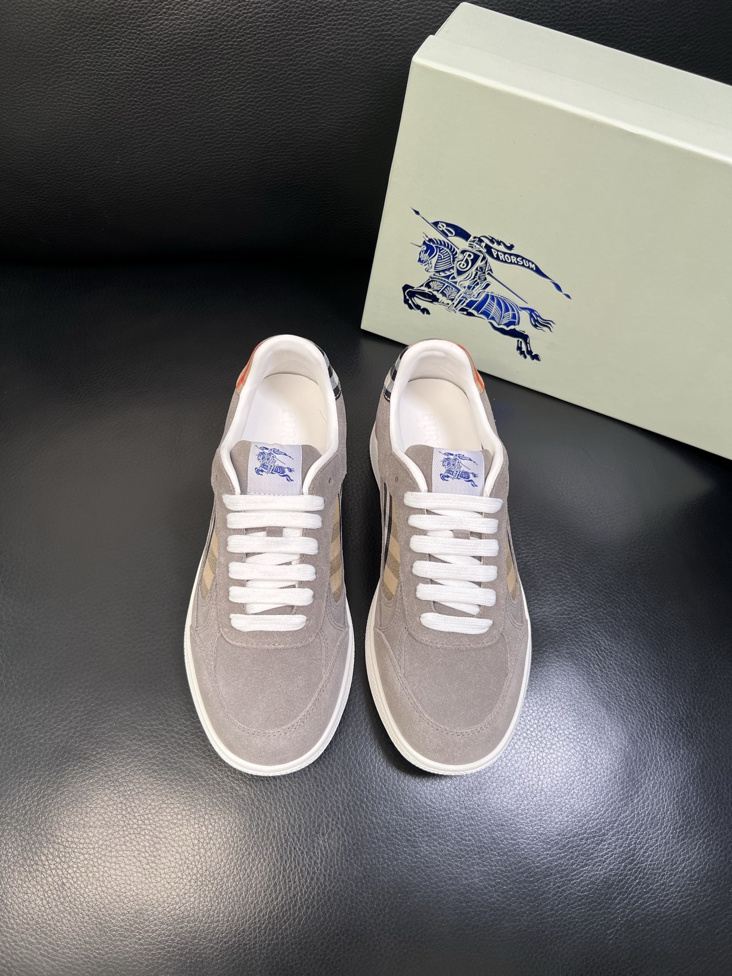 BURBERRY 顶级工艺品 巴宝莉 专柜同步，原厂配置意大利进口牛皮面料，高品质复杂拼接工艺，进口牛皮