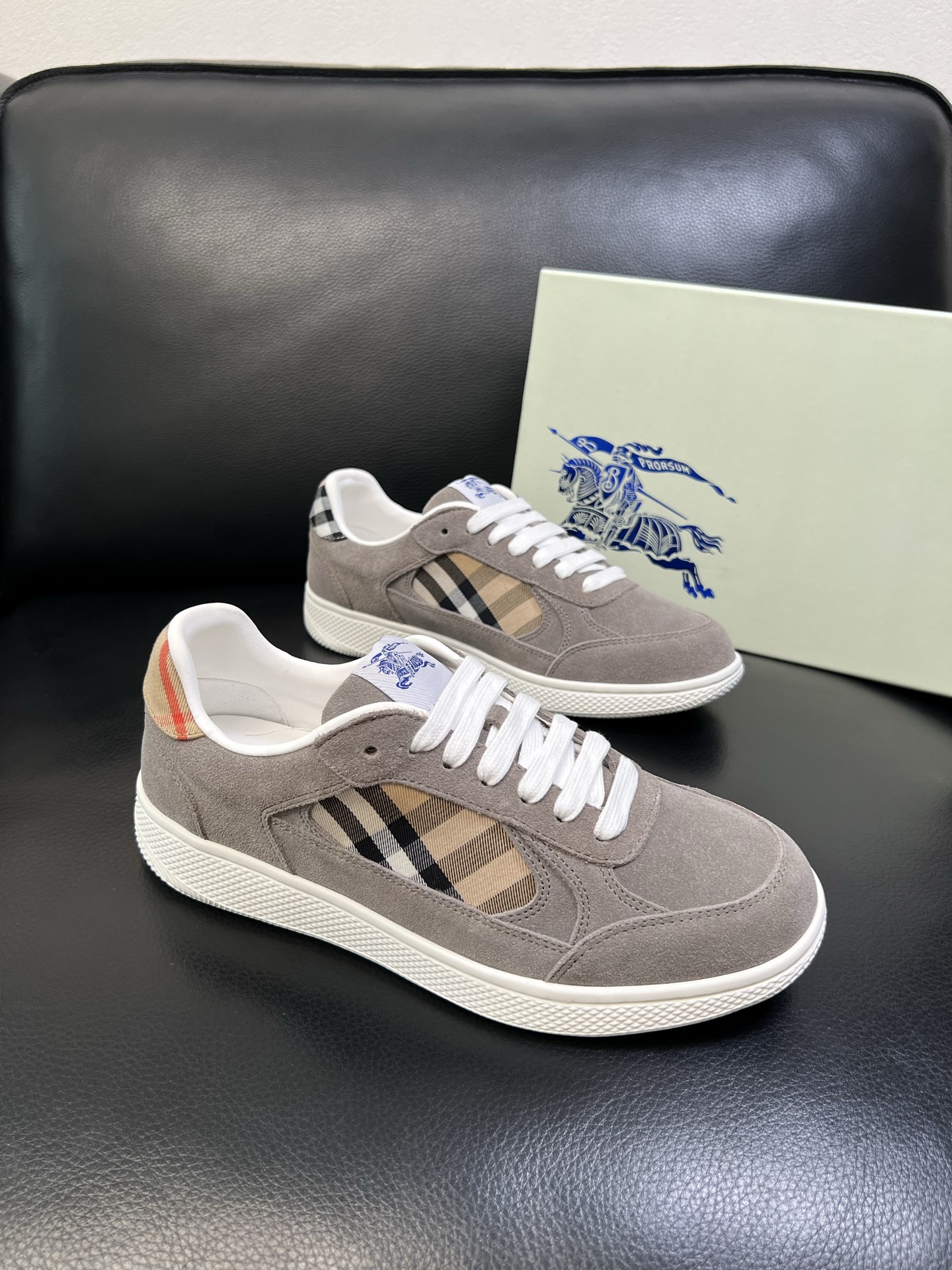 BURBERRY 顶级工艺品 巴宝莉 专柜同步，原厂配置意大利进口牛皮面料，高品质复杂拼接工艺，进口牛皮