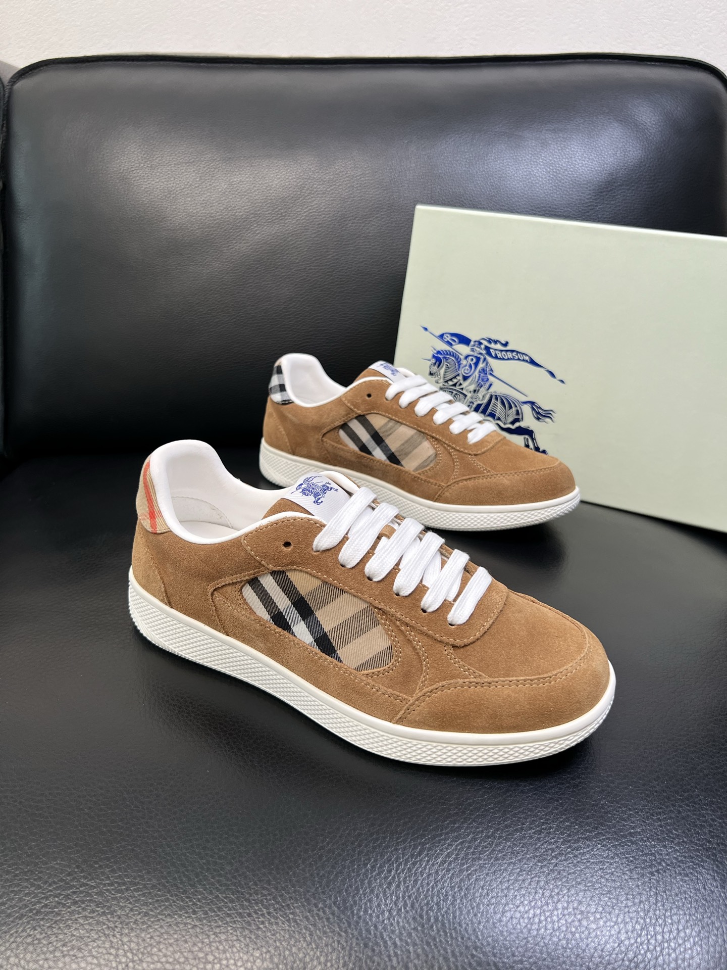 BURBERRY 顶级工艺品 巴宝莉 专柜同步，原厂配置意大利进口牛皮面料，高品质复杂拼接工艺，进口牛皮