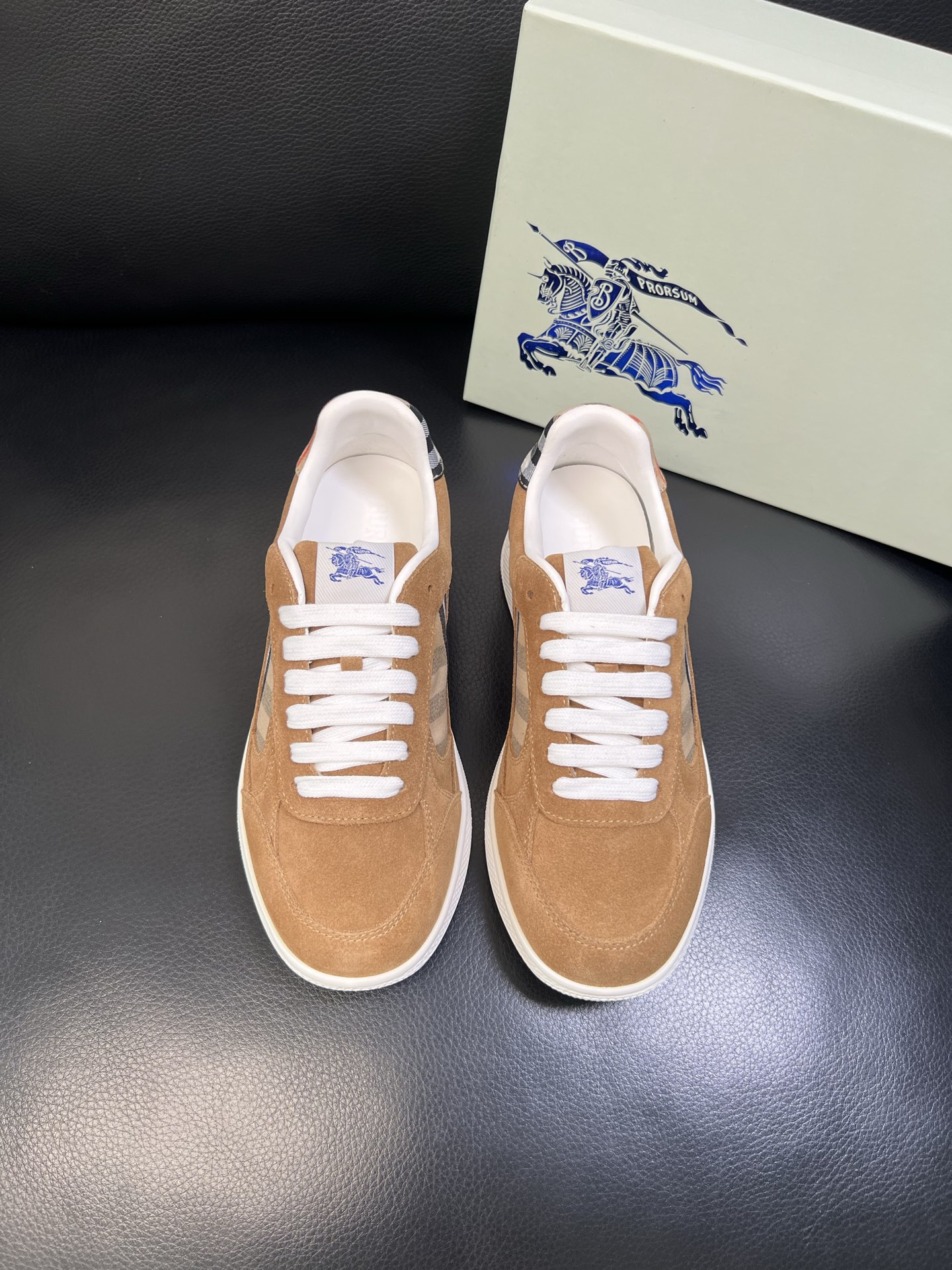 BURBERRY 顶级工艺品 巴宝莉 专柜同步，原厂配置意大利进口牛皮面料，高品质复杂拼接工艺，进口牛皮