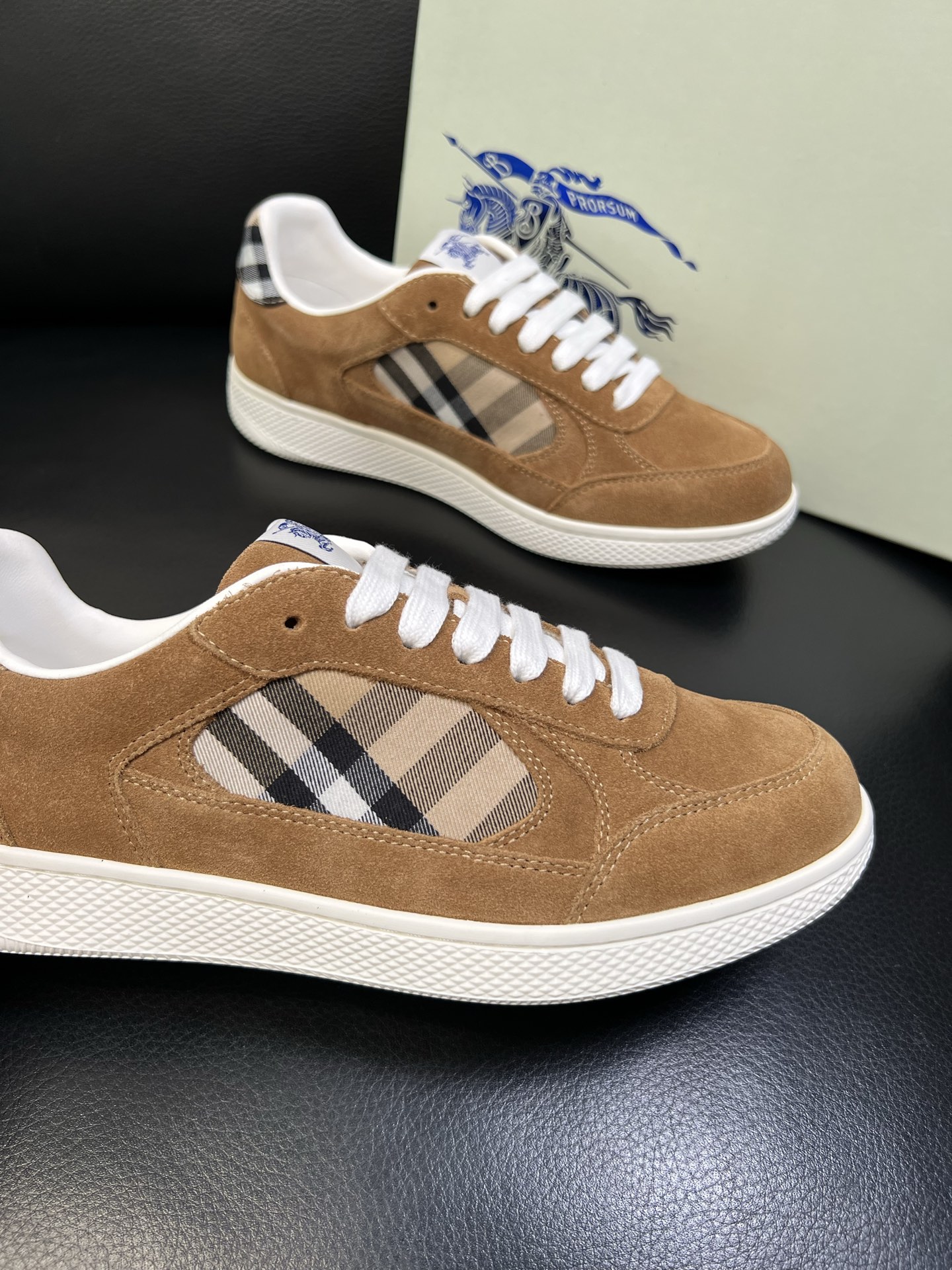 BURBERRY 顶级工艺品 巴宝莉 专柜同步，原厂配置意大利进口牛皮面料，高品质复杂拼接工艺，进口牛皮