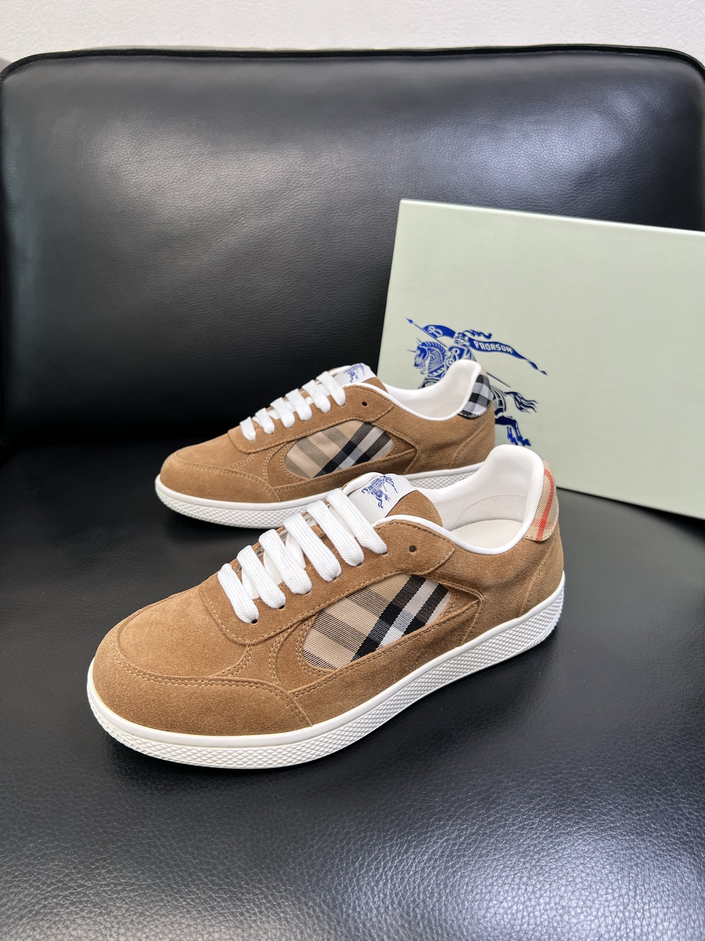 BURBERRY 顶级工艺品 巴宝莉 专柜同步，原厂配置意大利进口牛皮面料，高品质复杂拼接工艺，进口牛皮