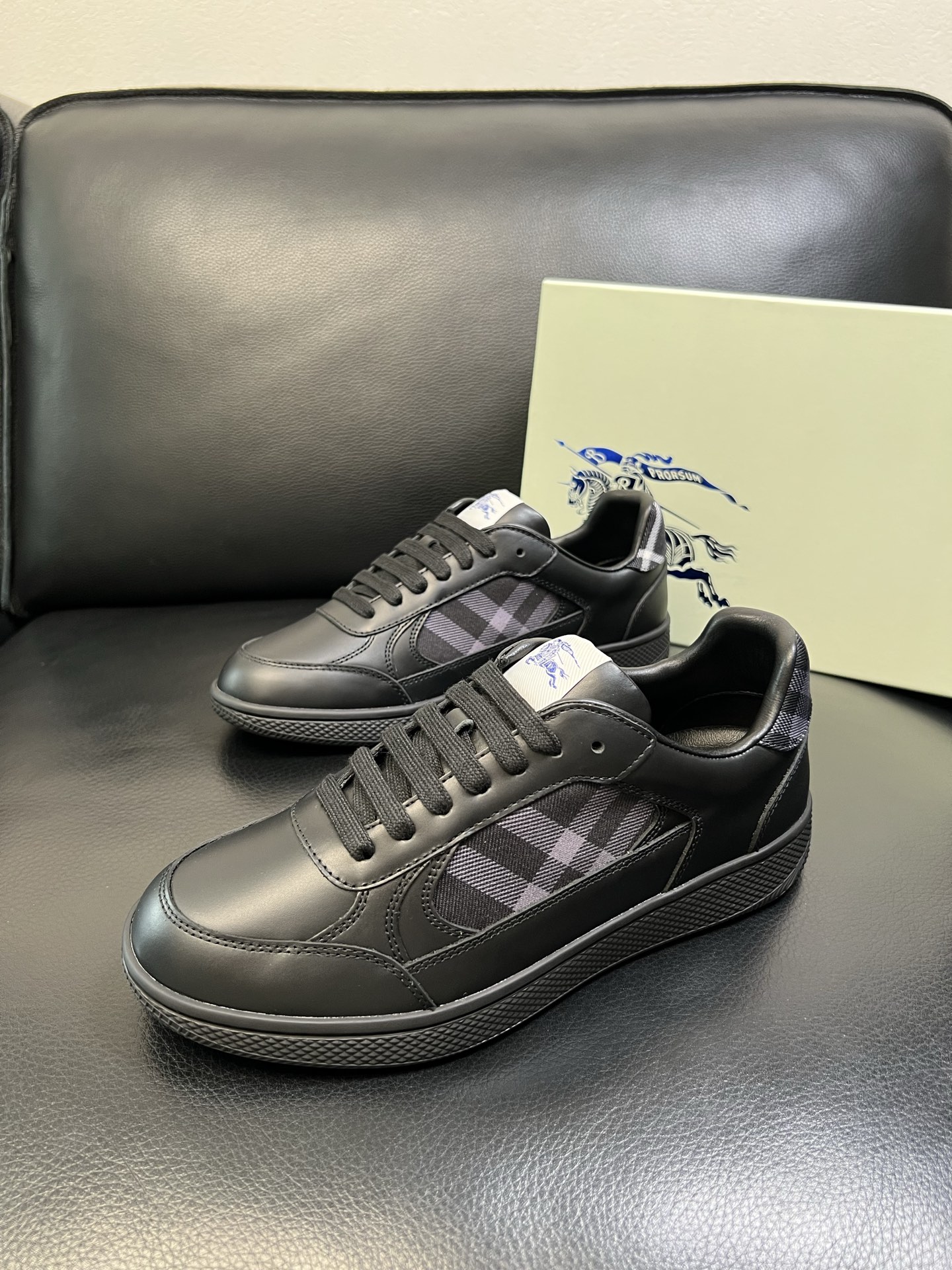 BURBERRY 顶级工艺品 巴宝莉 专柜同步，原厂配置意大利进口牛皮面料，高品质复杂拼接工艺，进口牛皮