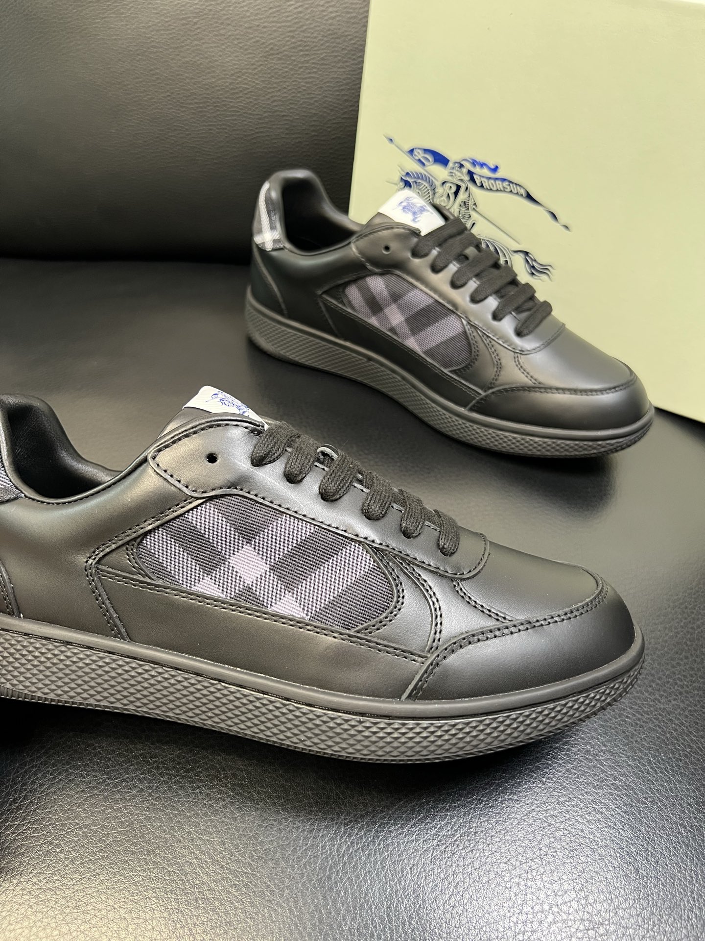 BURBERRY 顶级工艺品 巴宝莉 专柜同步，原厂配置意大利进口牛皮面料，高品质复杂拼接工艺，进口牛皮