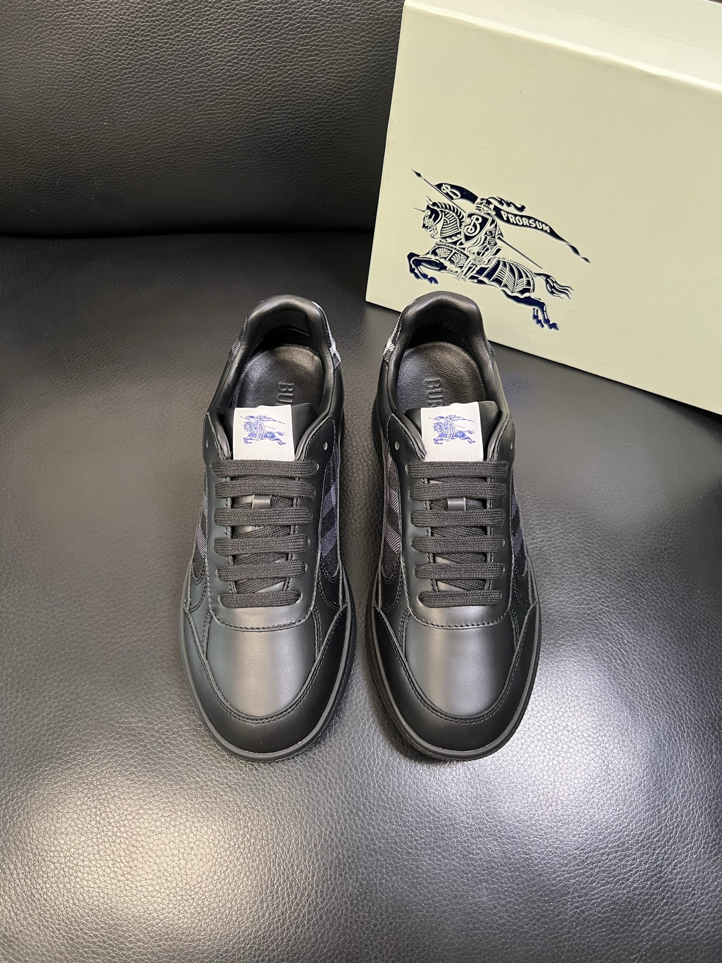 BURBERRY 顶级工艺品 巴宝莉 专柜同步，原厂配置意大利进口牛皮面料，高品质复杂拼接工艺，进口牛皮