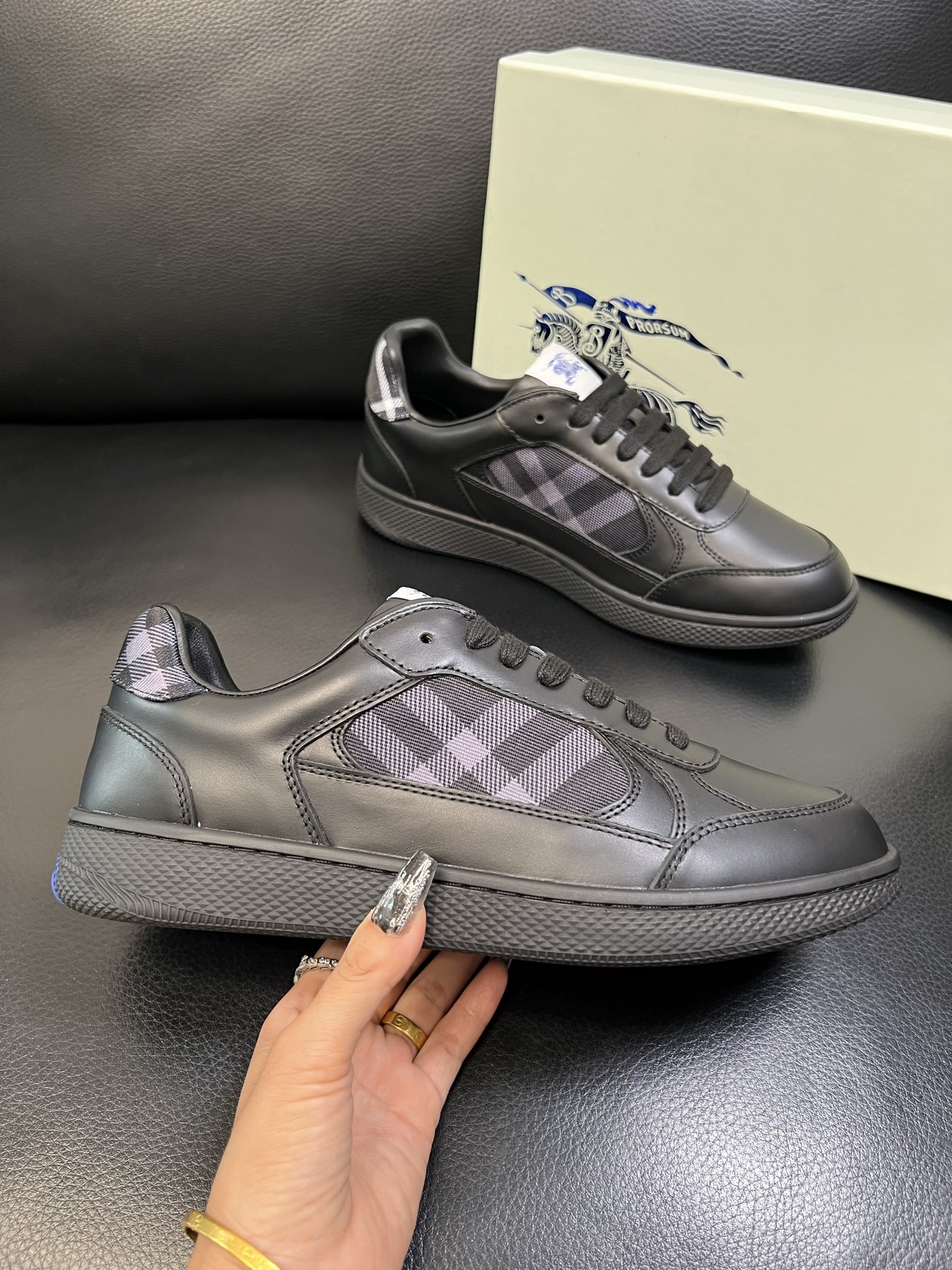 BURBERRY 顶级工艺品 巴宝莉 专柜同步，原厂配置意大利进口牛皮面料，高品质复杂拼接工艺，进口牛皮