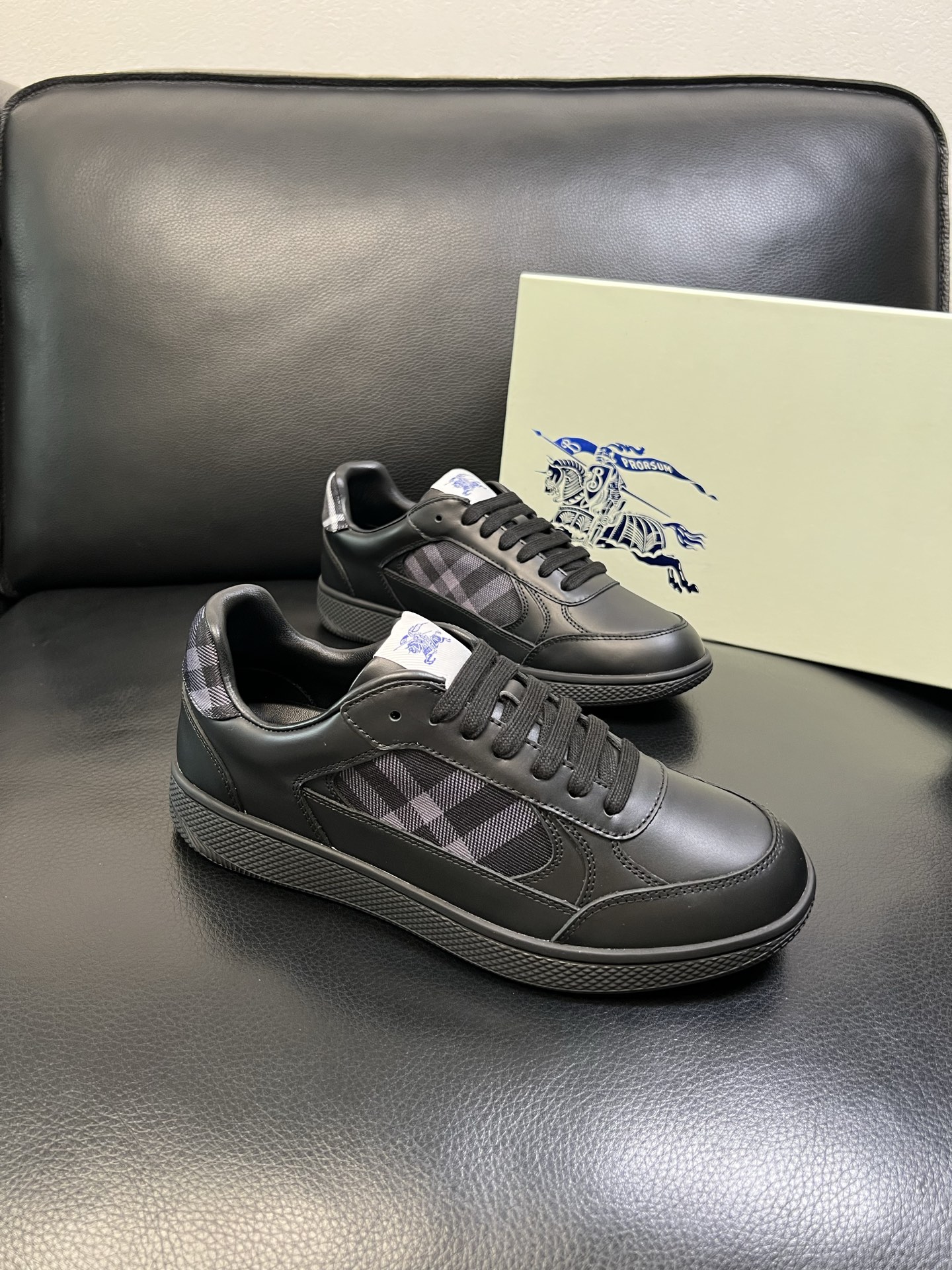 BURBERRY 顶级工艺品 巴宝莉 专柜同步，原厂配置意大利进口牛皮面料，高品质复杂拼接工艺，进口牛皮