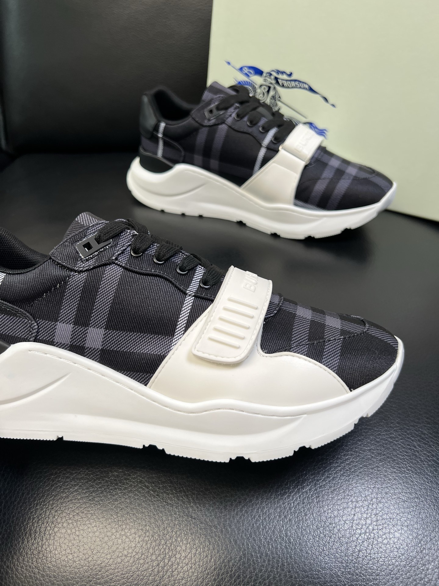 BURBERRY 顶级工艺品 巴宝莉 专柜同步，原厂配置意大利进口牛皮面料，高品质复杂拼接工艺，进口牛皮