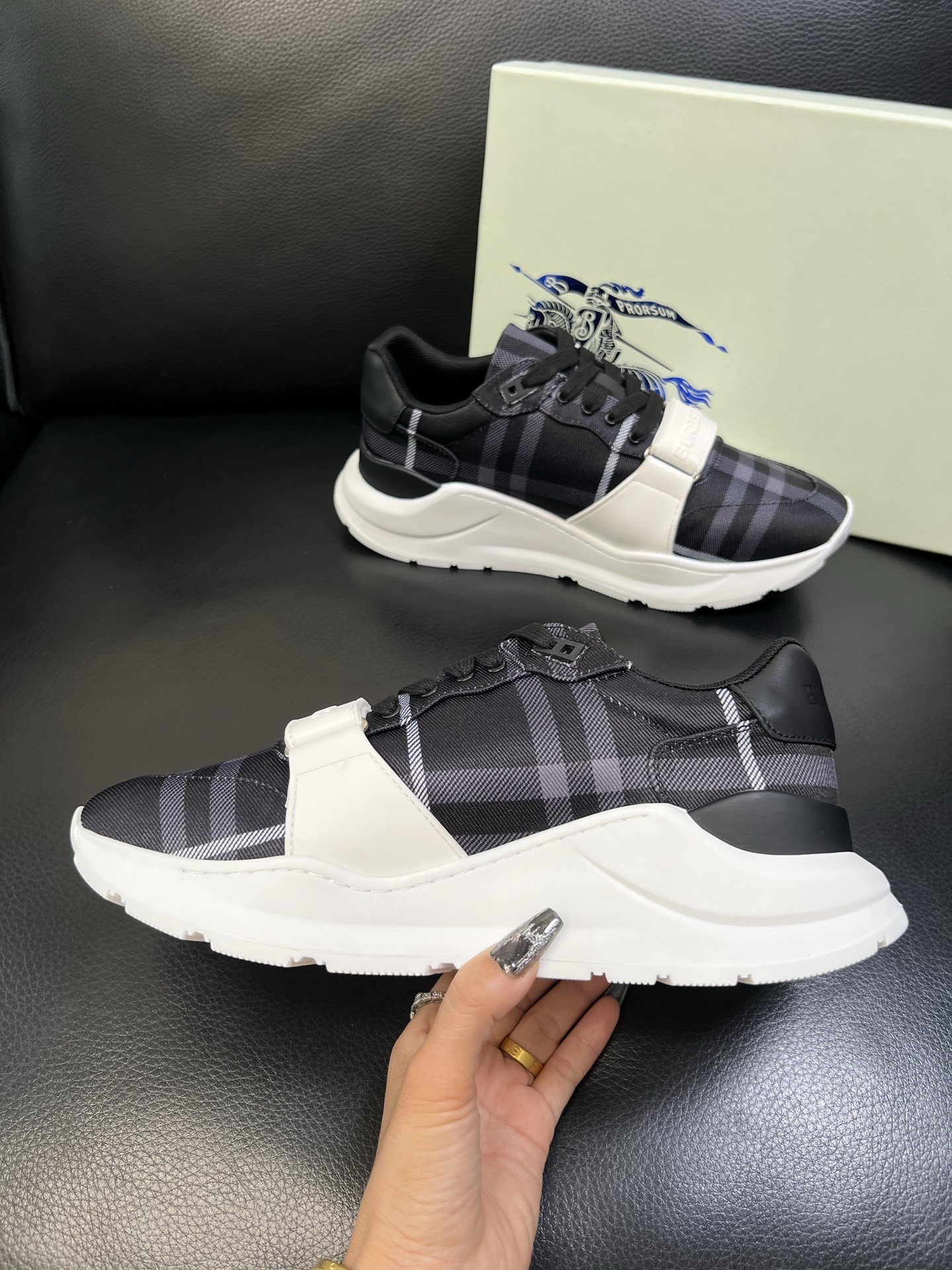 BURBERRY 顶级工艺品 巴宝莉 专柜同步，原厂配置意大利进口牛皮面料，高品质复杂拼接工艺，进口牛皮