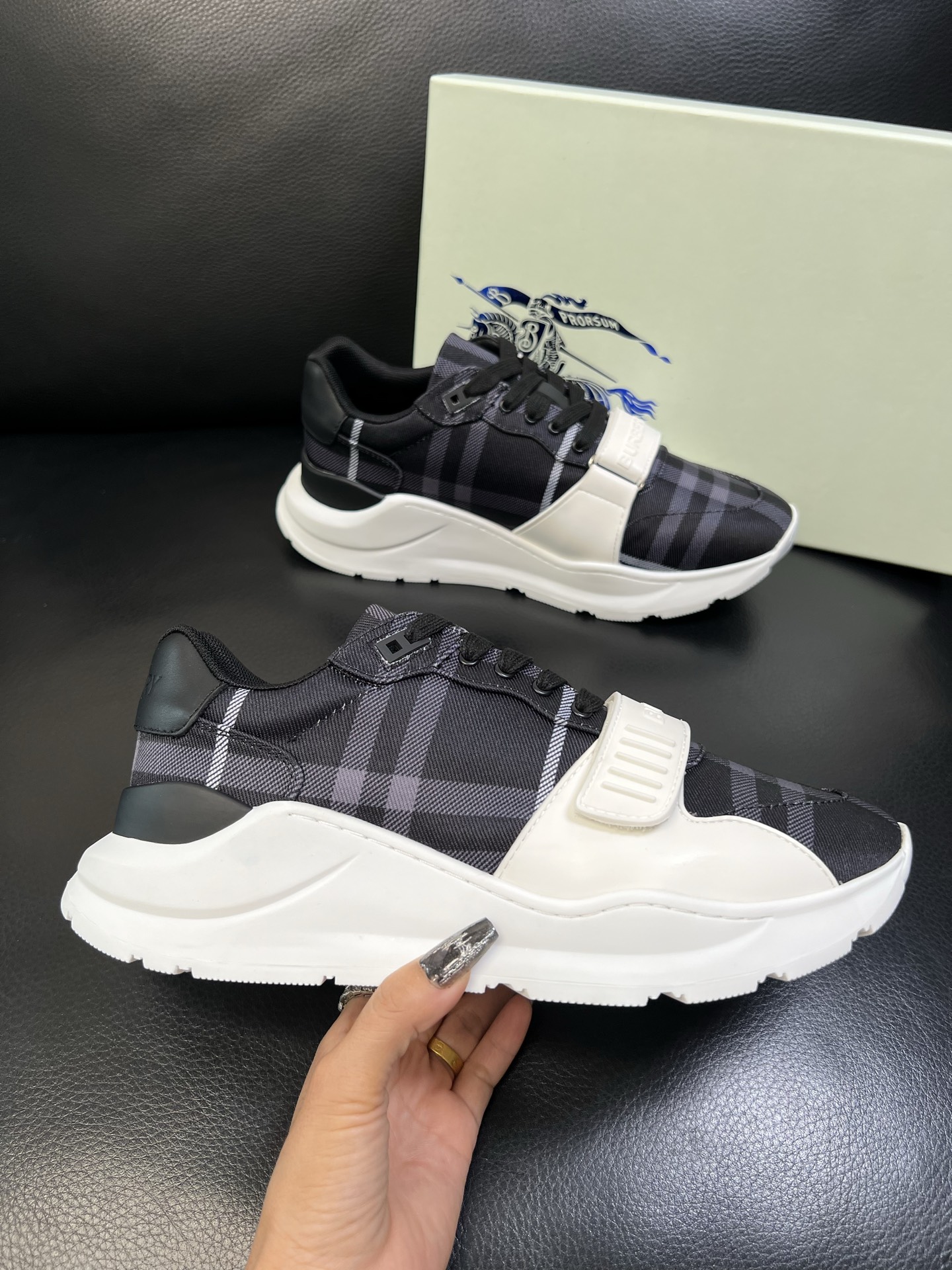 BURBERRY 顶级工艺品 巴宝莉 专柜同步，原厂配置意大利进口牛皮面料，高品质复杂拼接工艺，进口牛皮