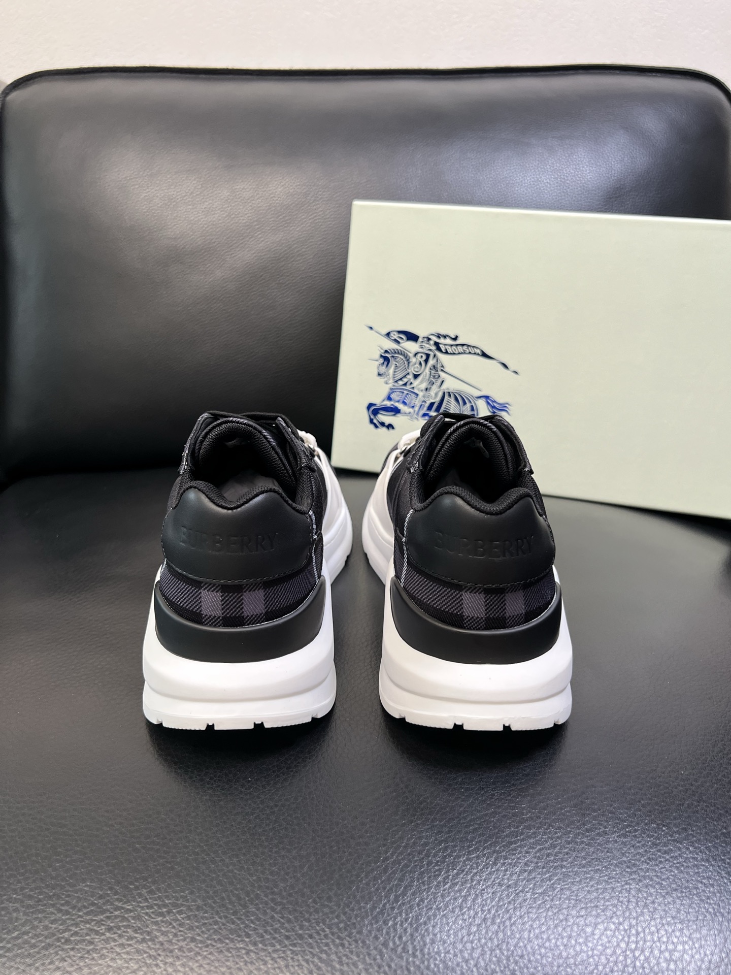 BURBERRY 顶级工艺品 巴宝莉 专柜同步，原厂配置意大利进口牛皮面料，高品质复杂拼接工艺，进口牛皮