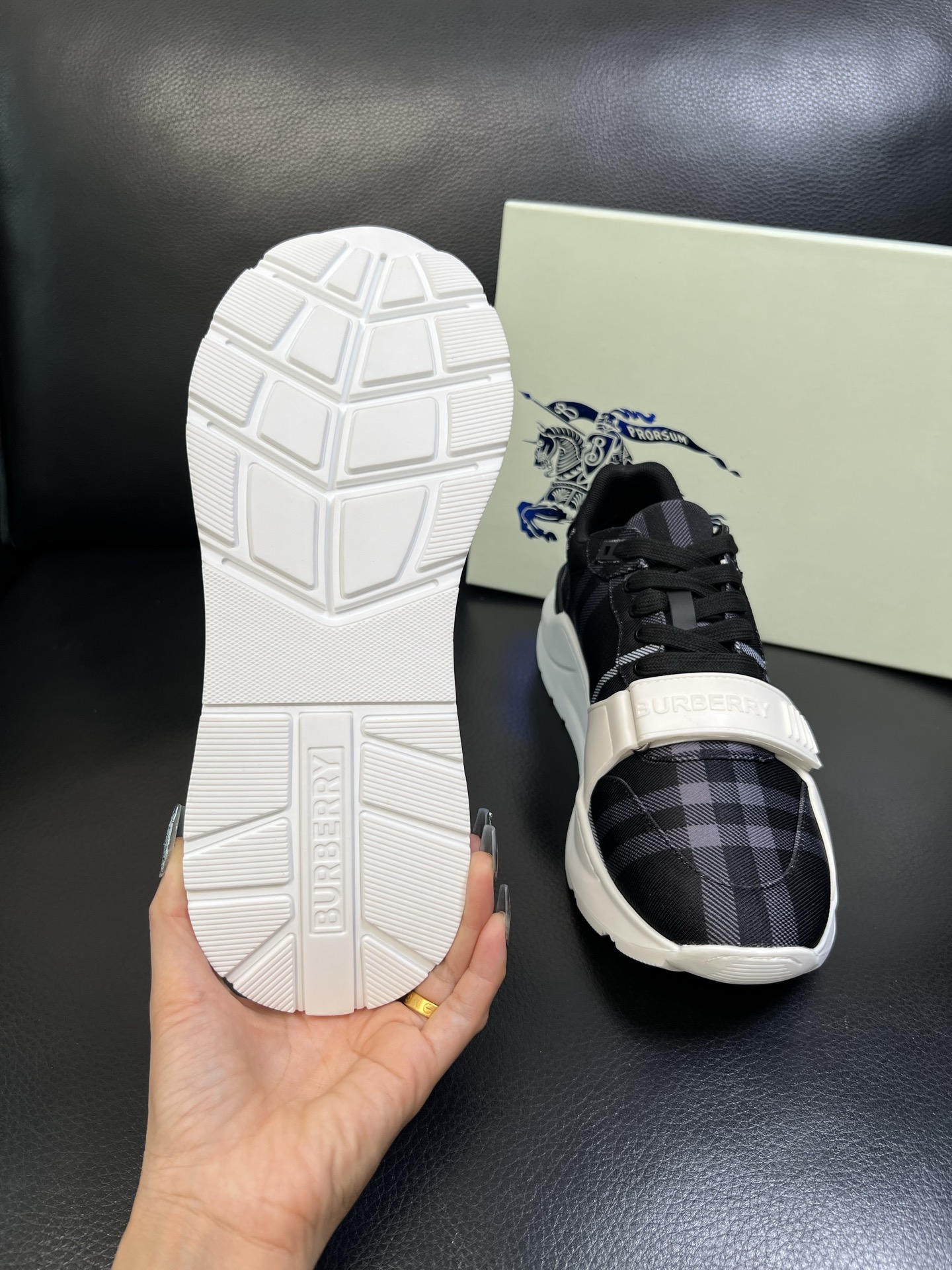 BURBERRY 顶级工艺品 巴宝莉 专柜同步，原厂配置意大利进口牛皮面料，高品质复杂拼接工艺，进口牛皮