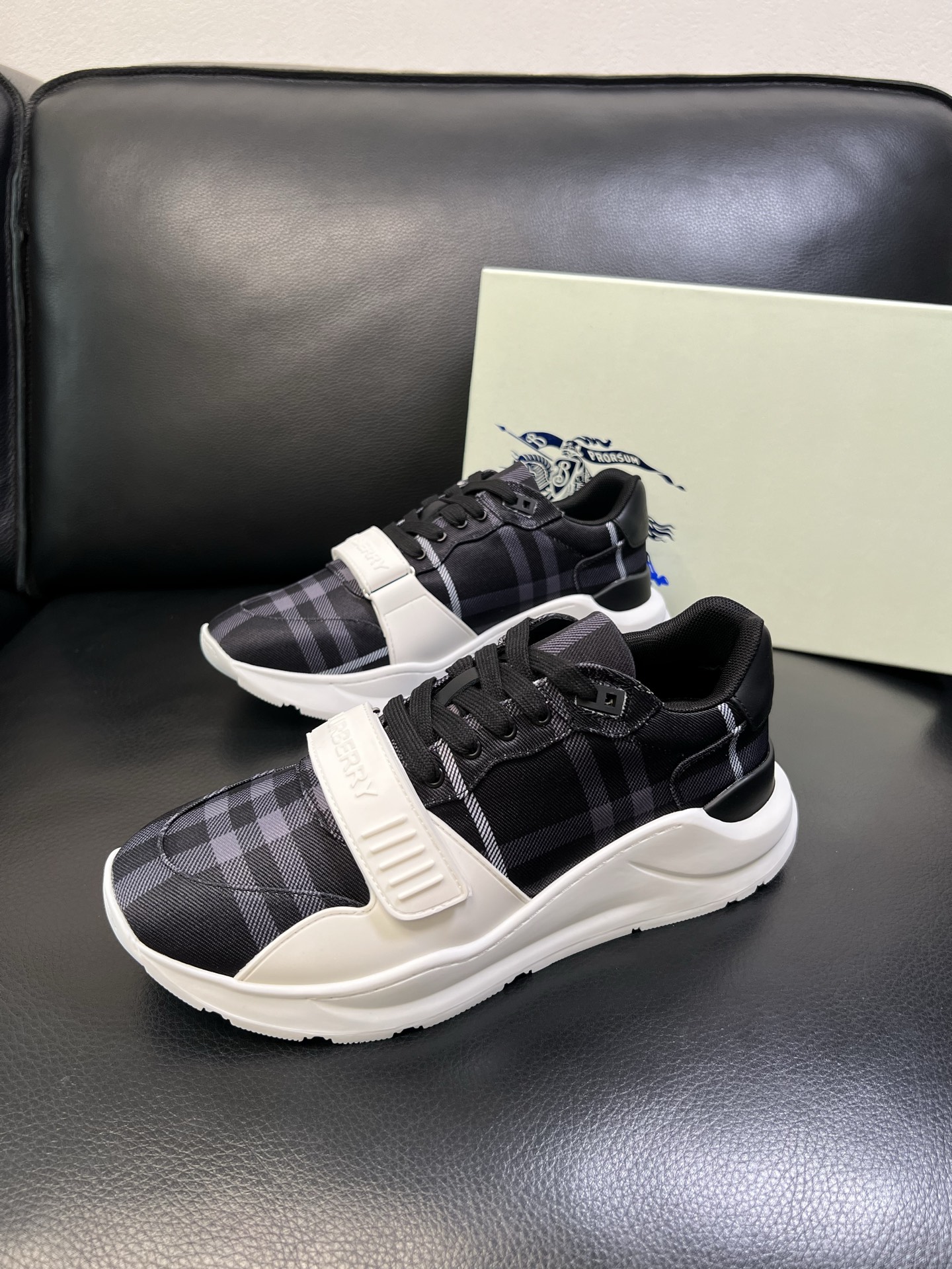 BURBERRY 顶级工艺品 巴宝莉 专柜同步，原厂配置意大利进口牛皮面料，高品质复杂拼接工艺，进口牛皮