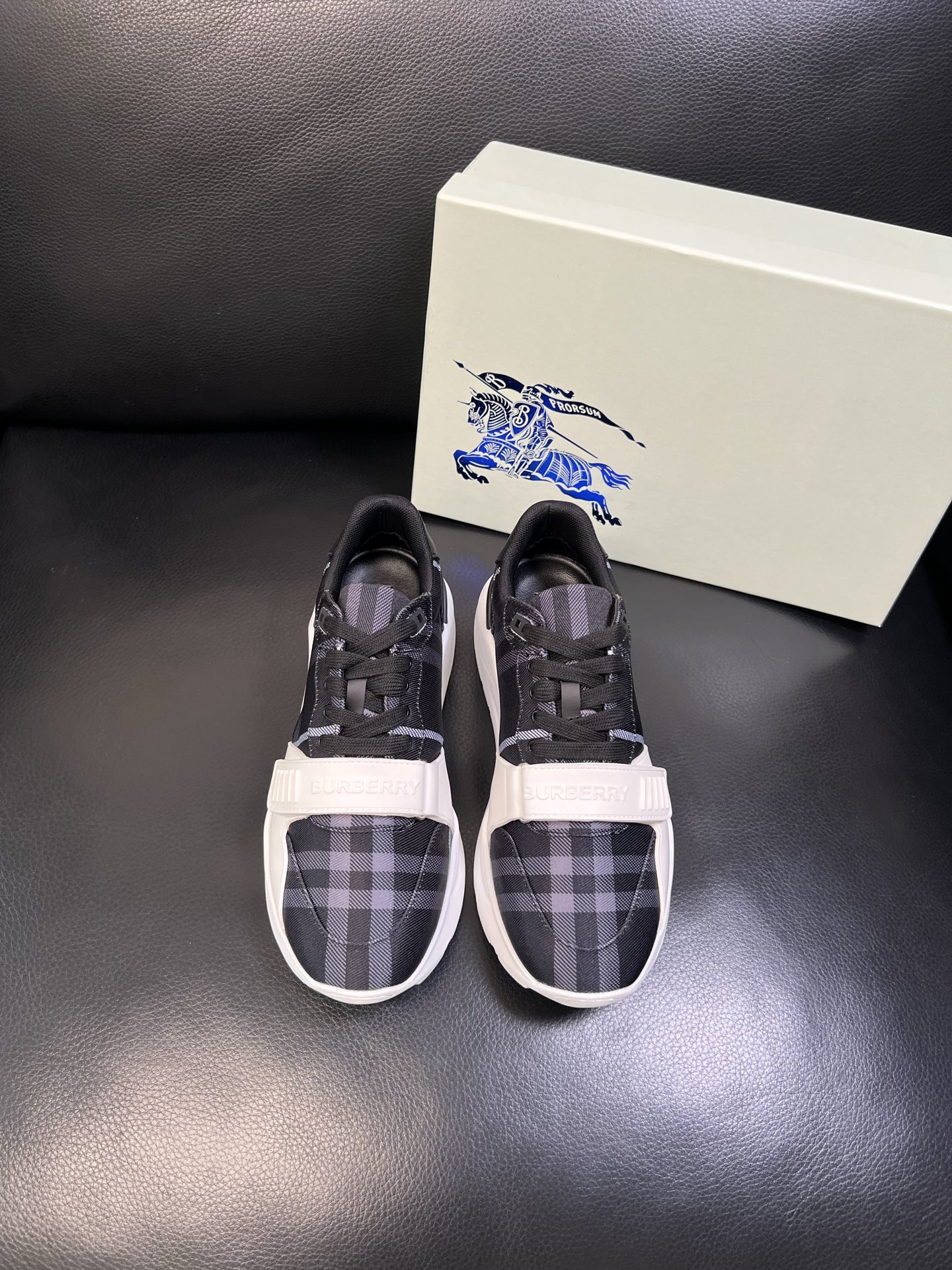 BURBERRY 顶级工艺品 巴宝莉 专柜同步，原厂配置意大利进口牛皮面料，高品质复杂拼接工艺，进口牛皮