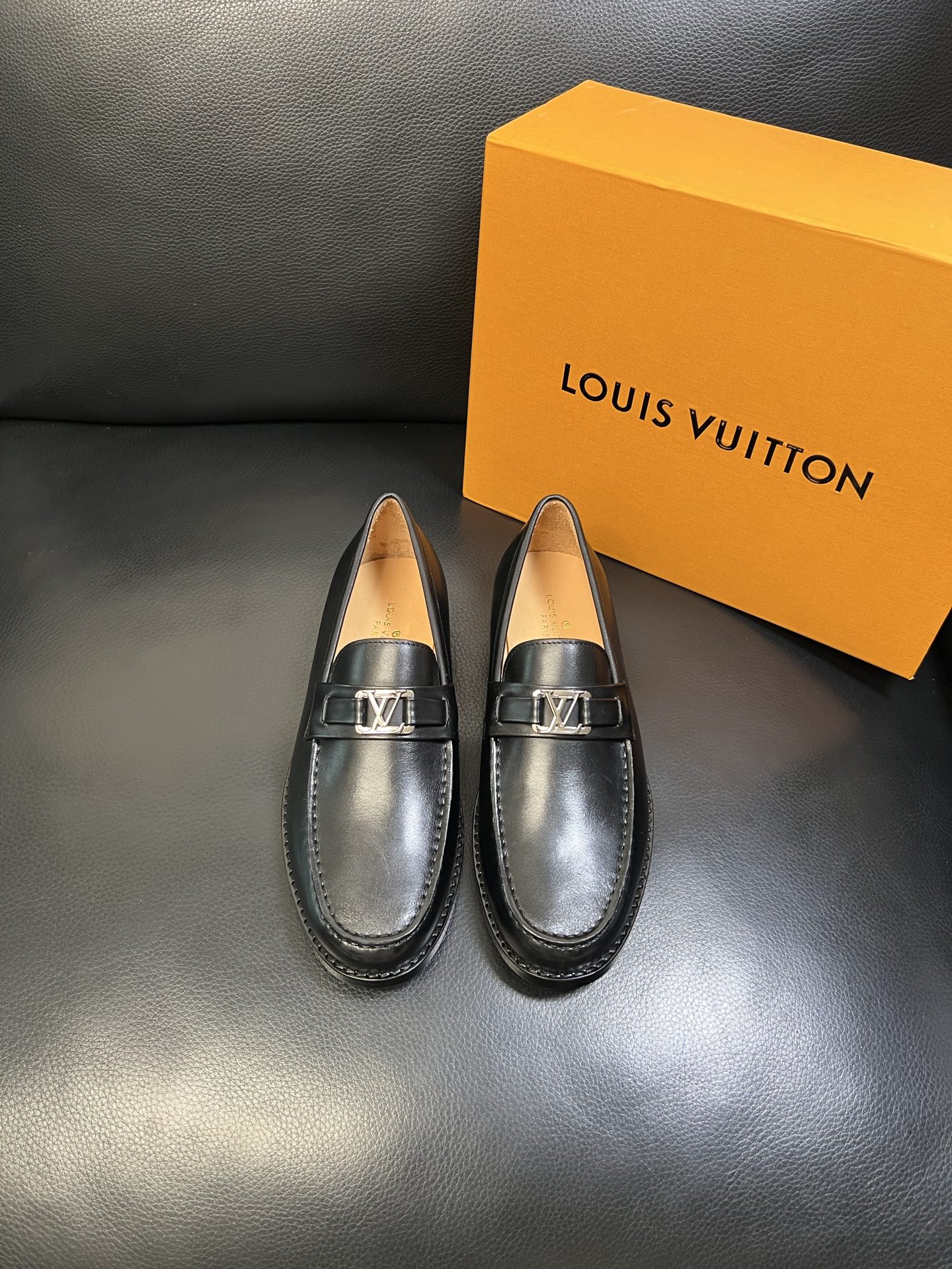 Lv 高品质 顶级工艺品 路易威登 皮鞋专柜同步原厂配置，鞋面意大利进口，进口水染牛皮内里，鞋底：原厂特