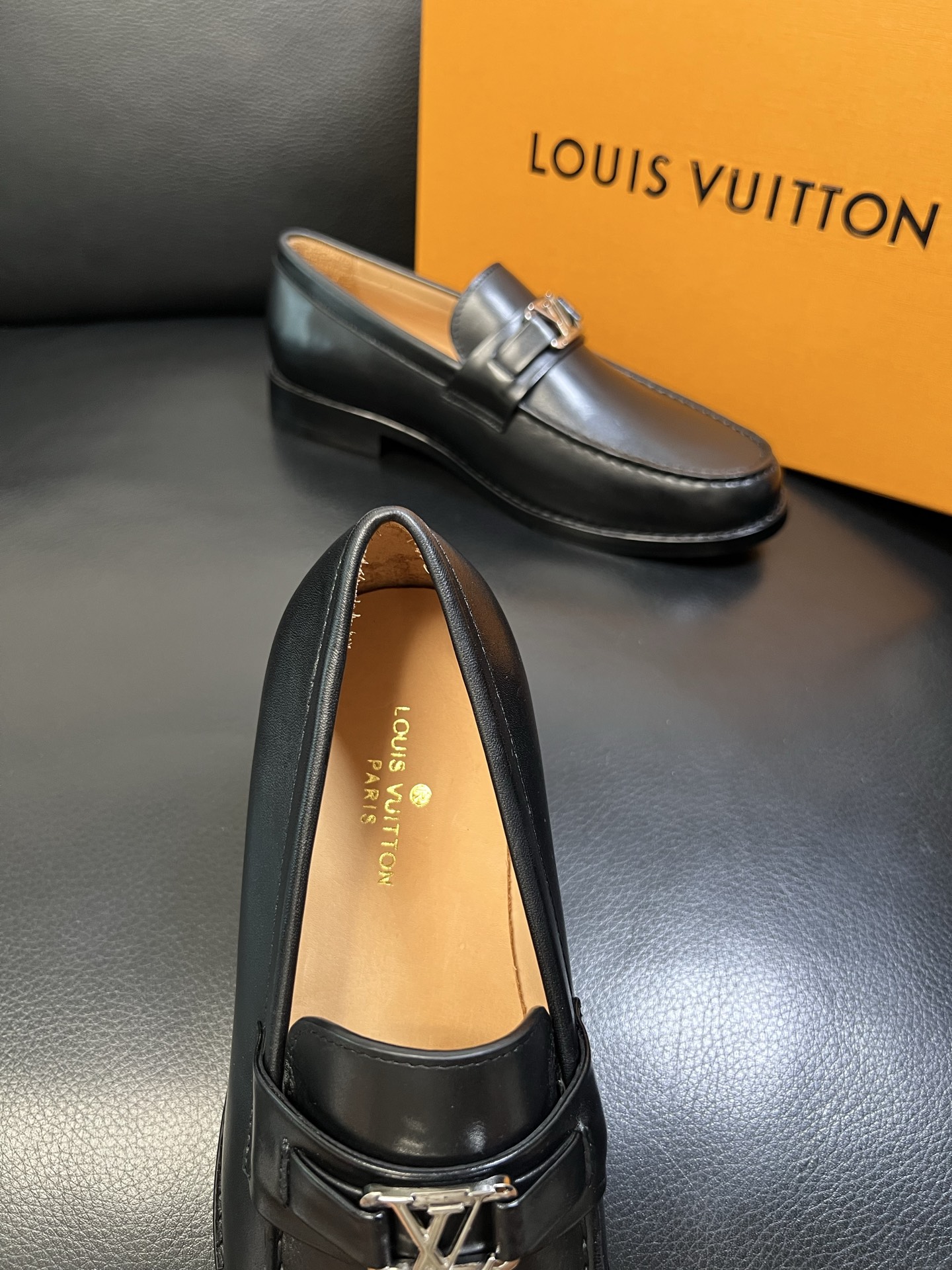 Lv 高品质 顶级工艺品 路易威登 皮鞋专柜同步原厂配置，鞋面意大利进口，进口水染牛皮内里，鞋底：原厂特