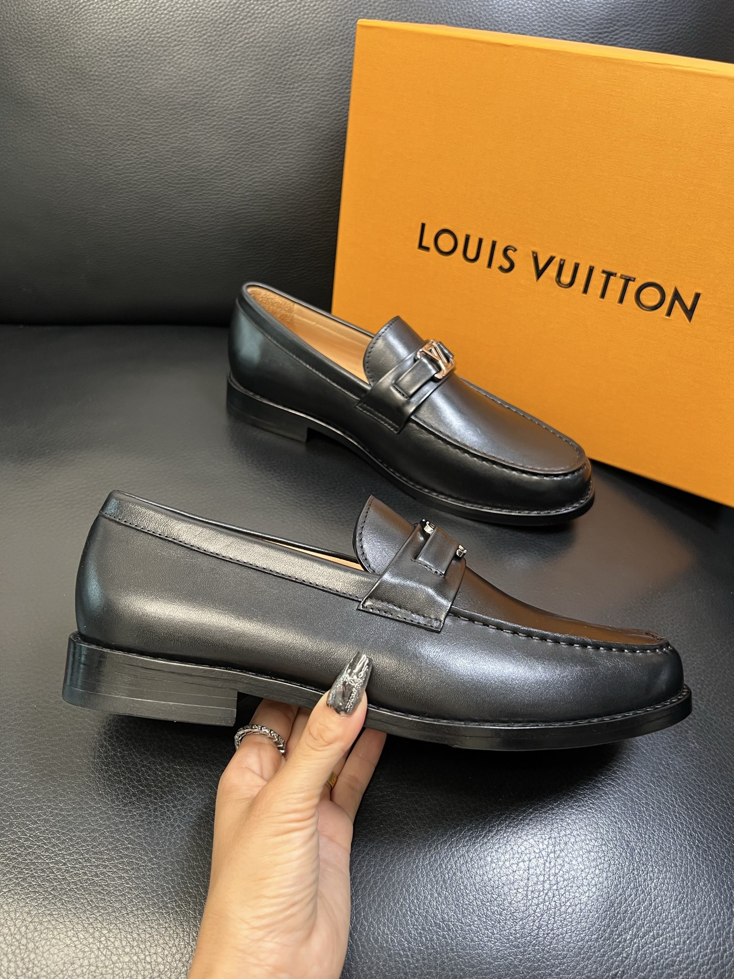 Lv 高品质 顶级工艺品 路易威登 皮鞋专柜同步原厂配置，鞋面意大利进口，进口水染牛皮内里，鞋底：原厂特