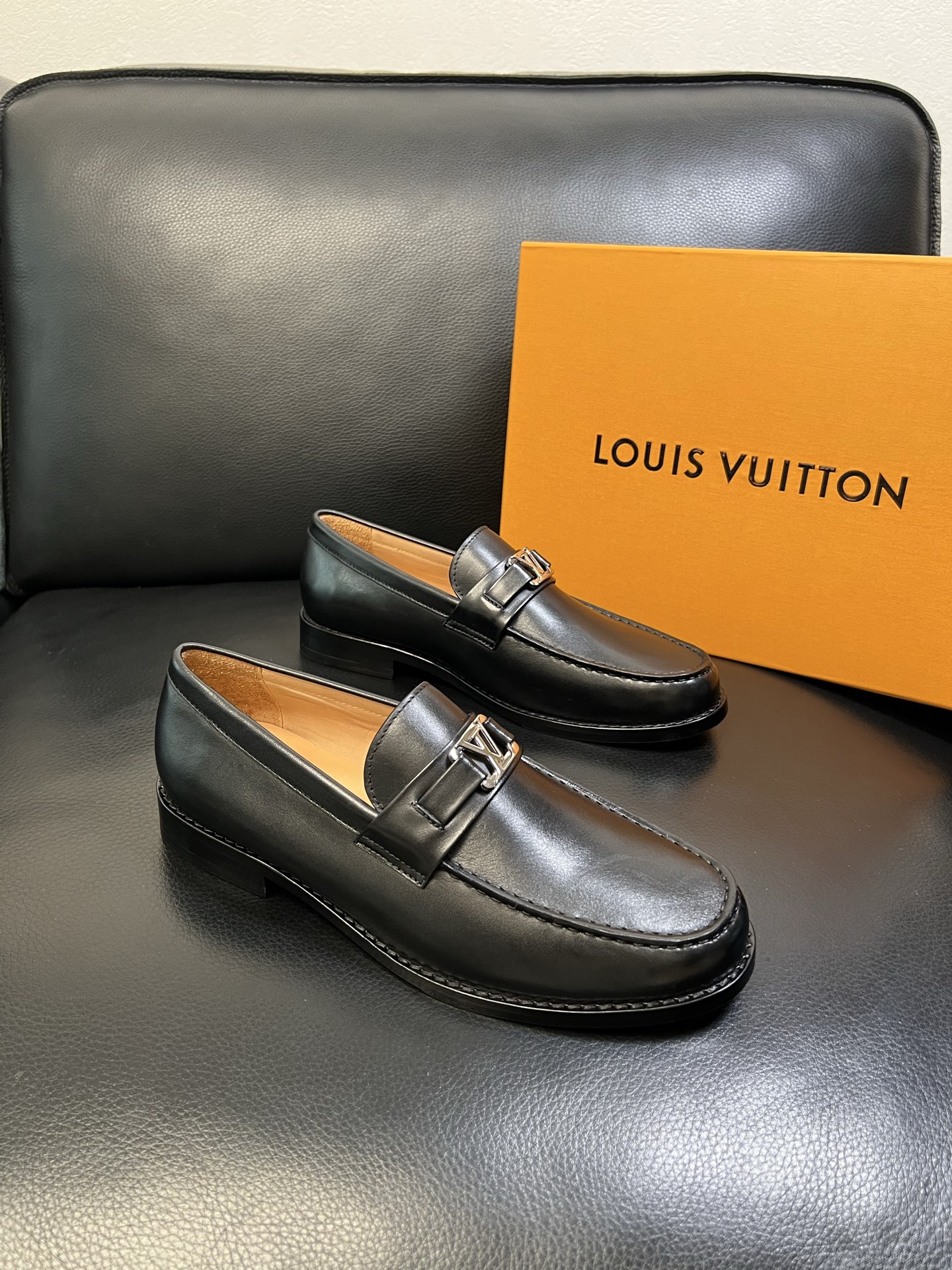 Lv 高品质 顶级工艺品 路易威登 皮鞋专柜同步原厂配置，鞋面意大利进口，进口水染牛皮内里，鞋底：原厂特