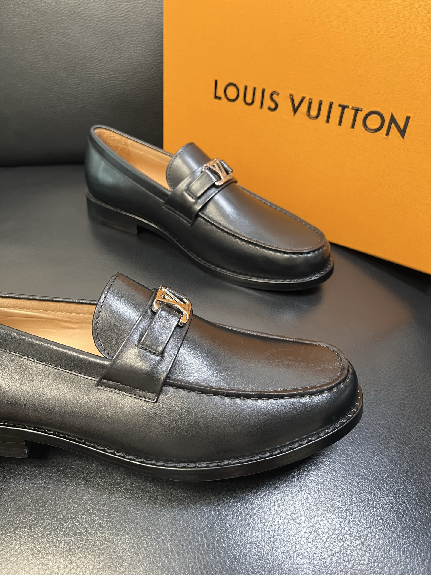 Lv 高品质 顶级工艺品 路易威登 皮鞋专柜同步原厂配置，鞋面意大利进口，进口水染牛皮内里，鞋底：原厂特