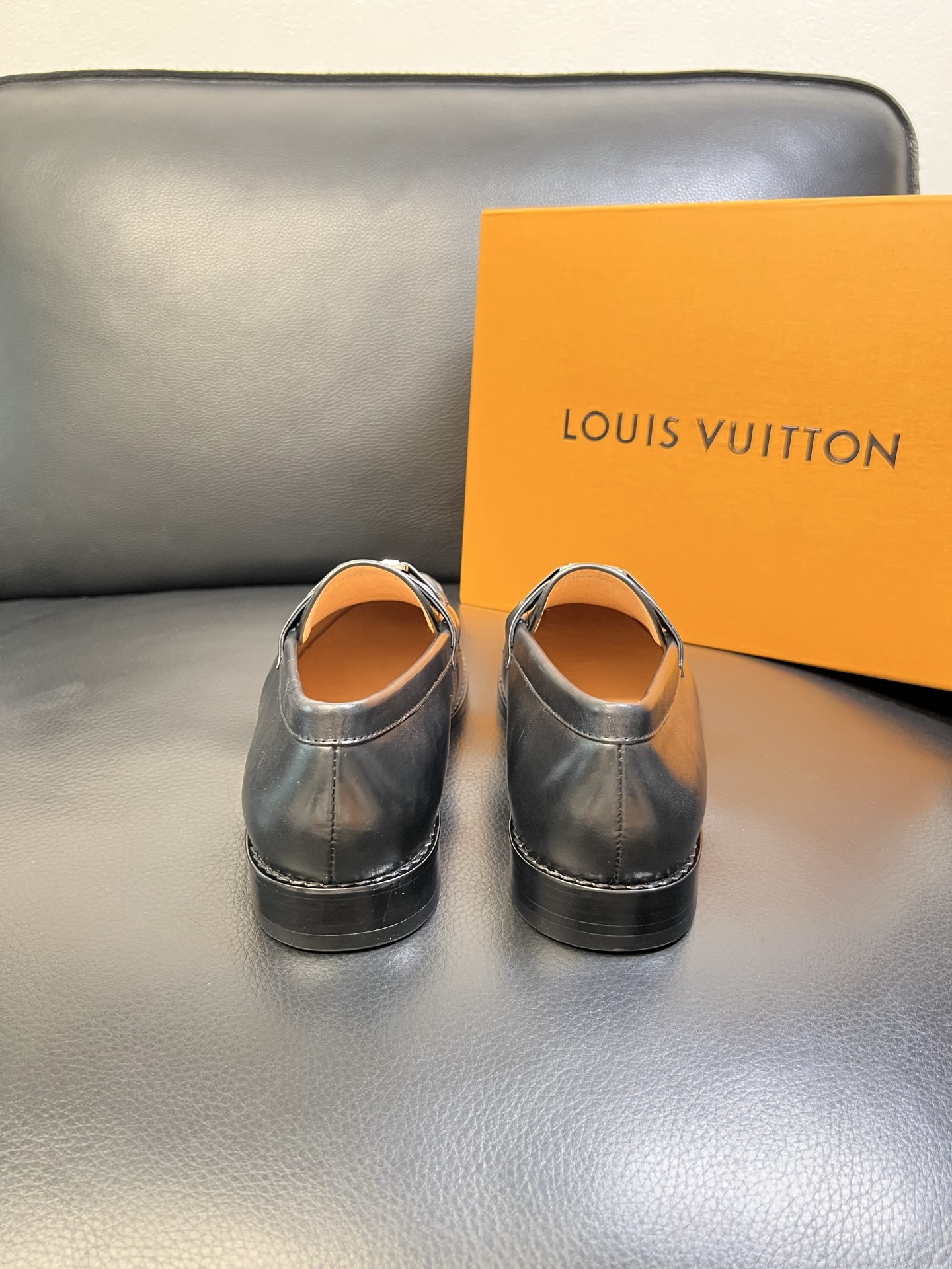 Lv 高品质 顶级工艺品 路易威登 皮鞋专柜同步原厂配置，鞋面意大利进口，进口水染牛皮内里，鞋底：原厂特