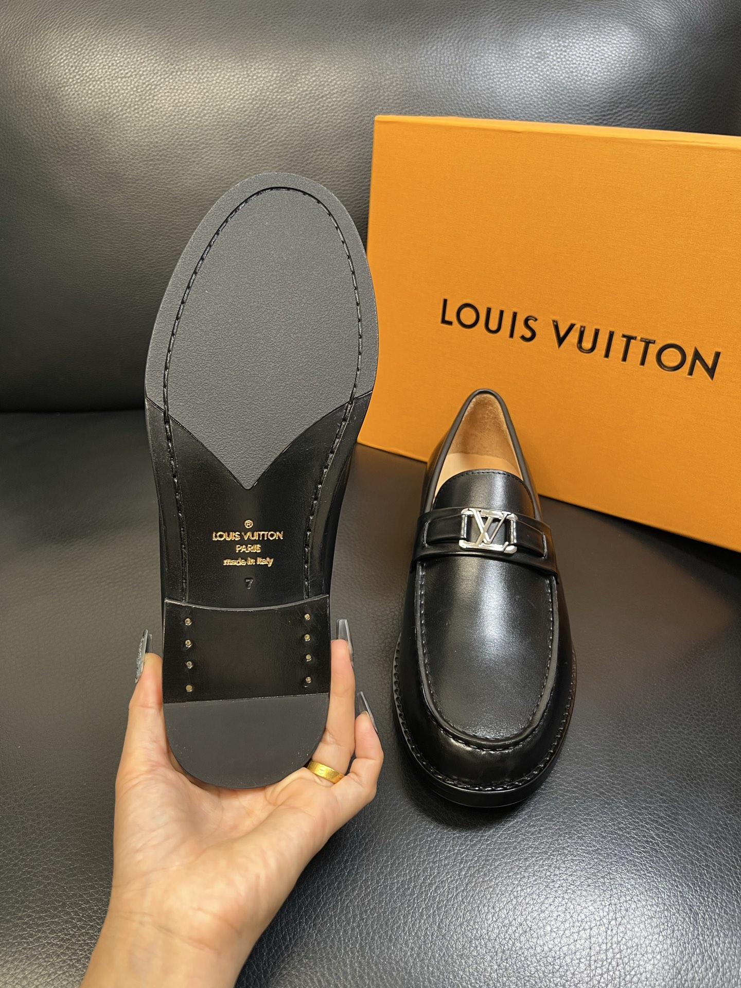 Lv 高品质 顶级工艺品 路易威登 皮鞋专柜同步原厂配置，鞋面意大利进口，进口水染牛皮内里，鞋底：原厂特