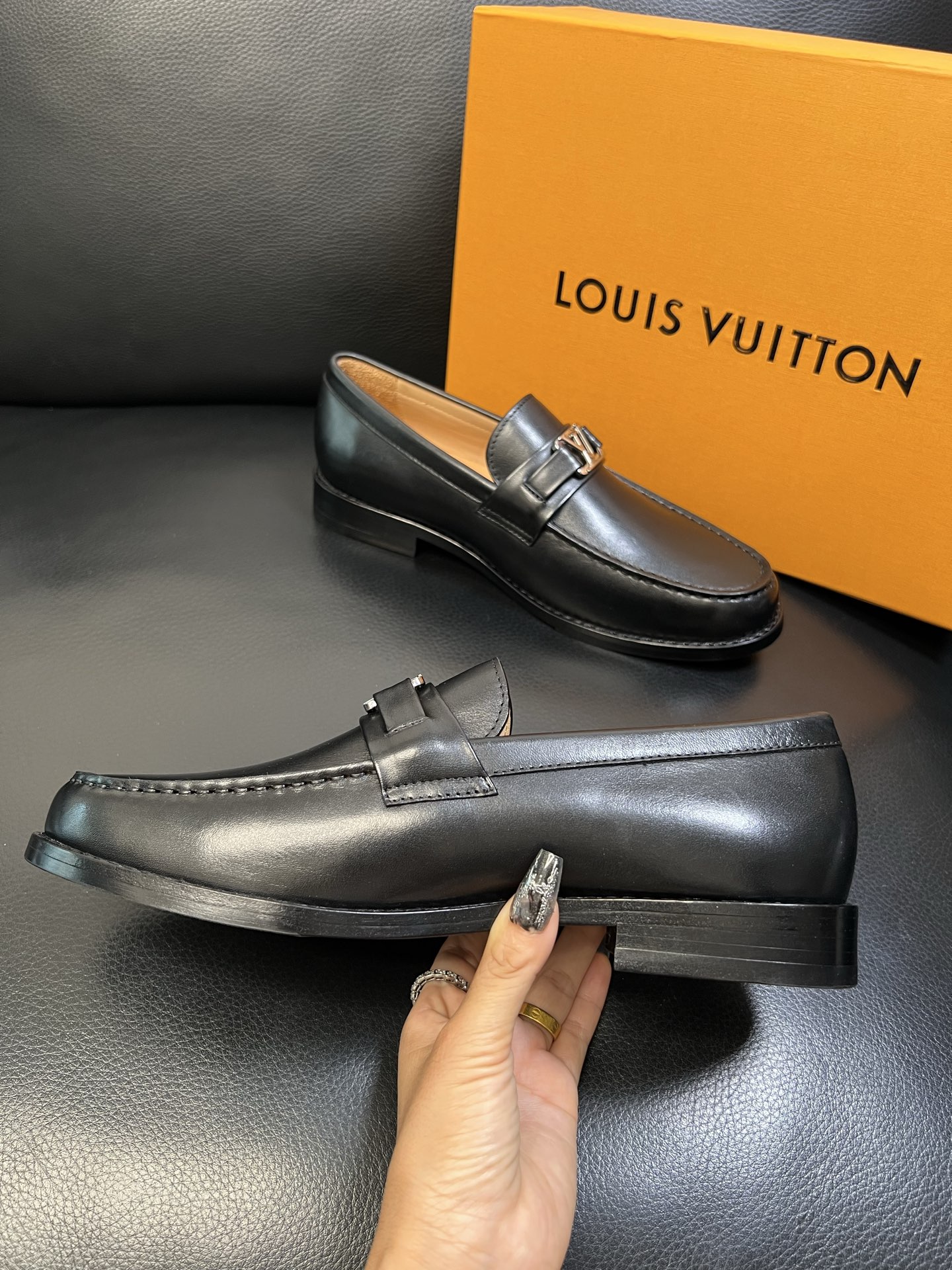 Lv 高品质 顶级工艺品 路易威登 皮鞋专柜同步原厂配置，鞋面意大利进口，进口水染牛皮内里，鞋底：原厂特