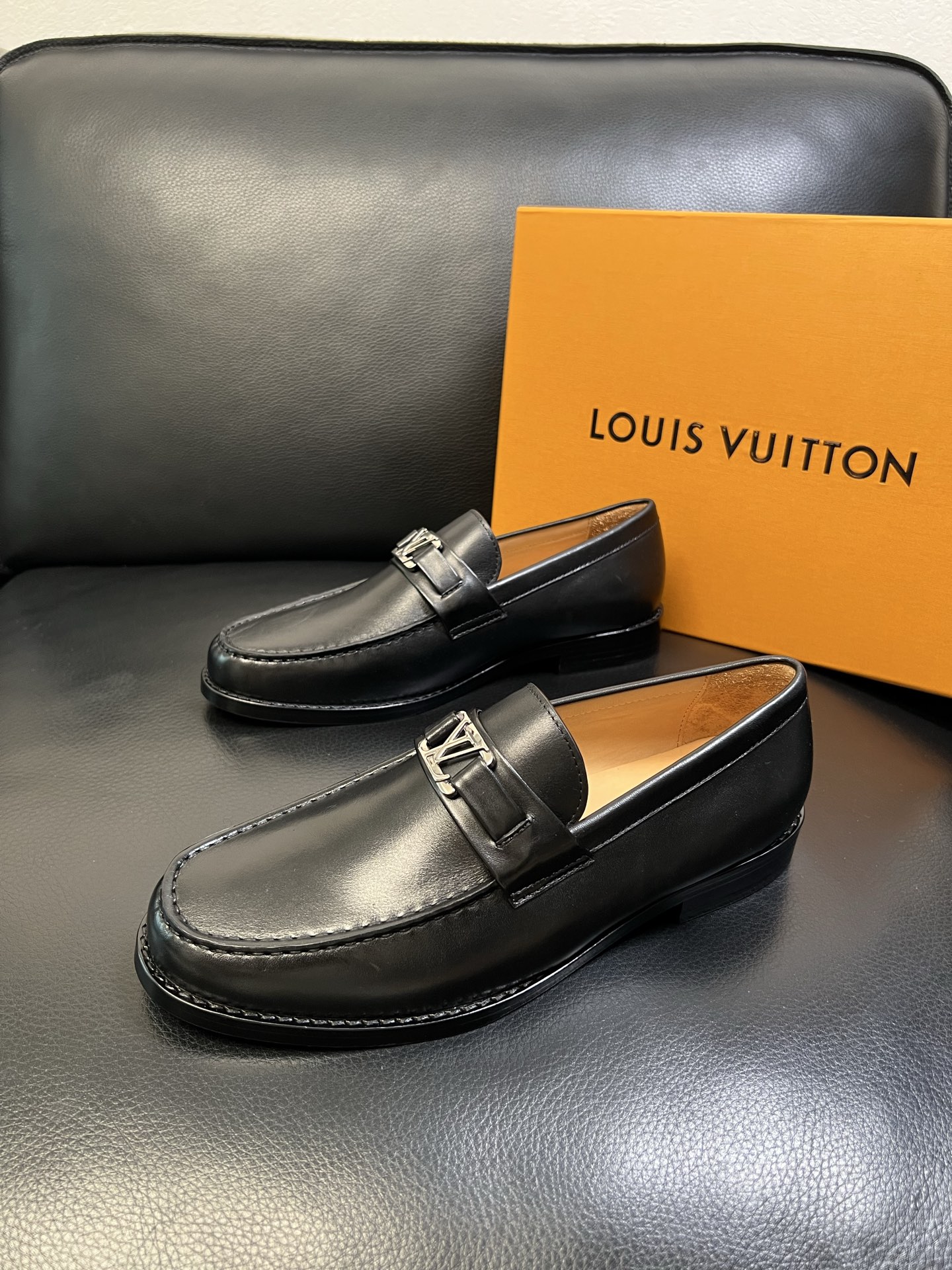 Lv 高品质 顶级工艺品 路易威登 皮鞋专柜同步原厂配置，鞋面意大利进口，进口水染牛皮内里，鞋底：原厂特