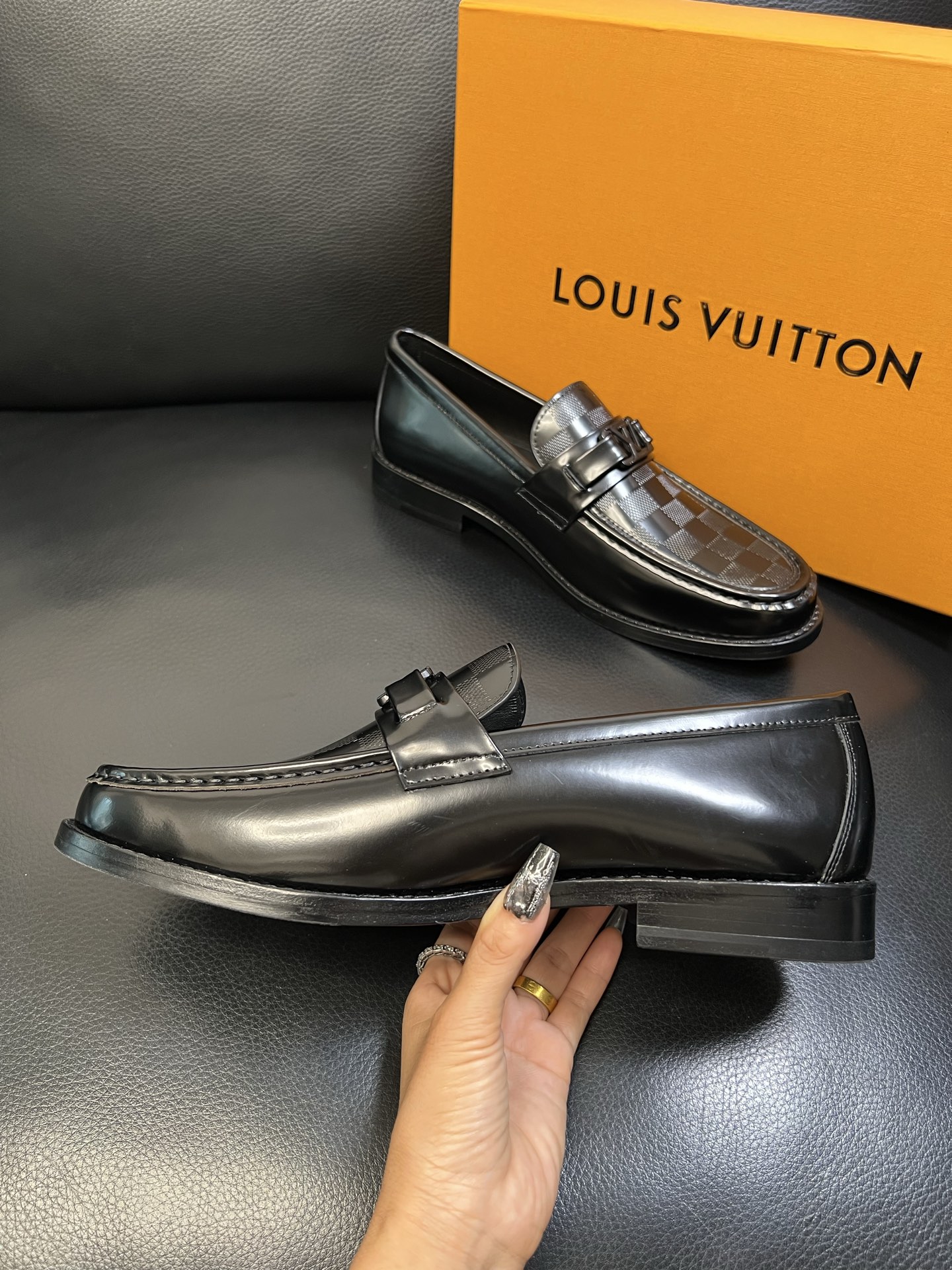 Lv 高品质 顶级工艺品 路易威登 皮鞋专柜同步原厂配置，鞋面意大利进口，进口水染牛皮内里，鞋底：原厂特