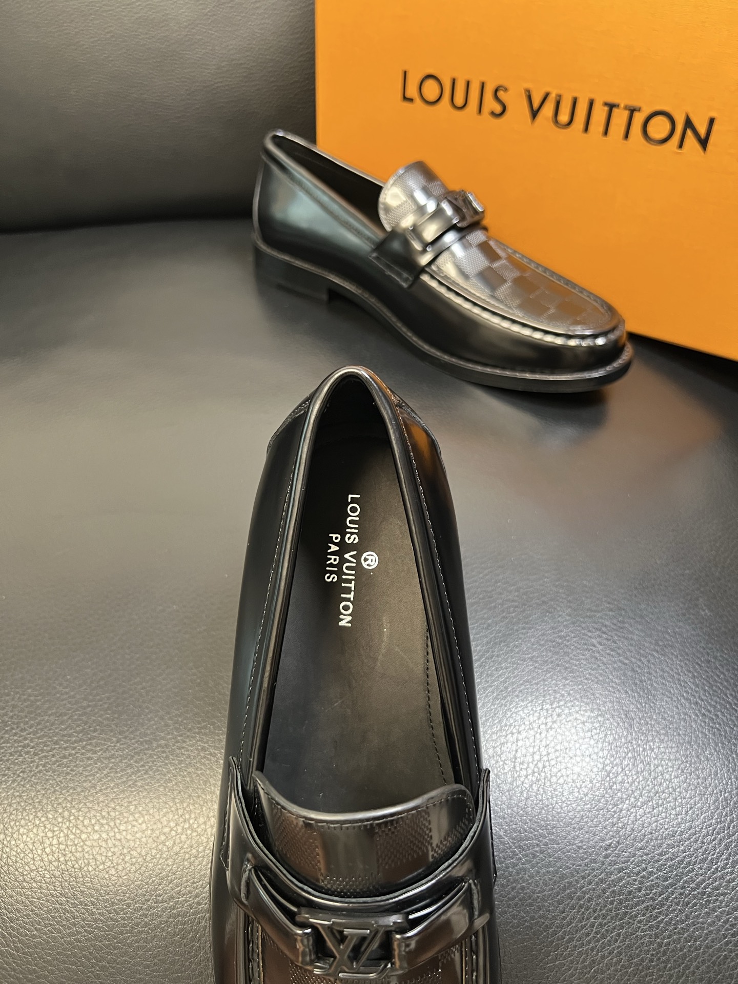 Lv 高品质 顶级工艺品 路易威登 皮鞋专柜同步原厂配置，鞋面意大利进口，进口水染牛皮内里，鞋底：原厂特