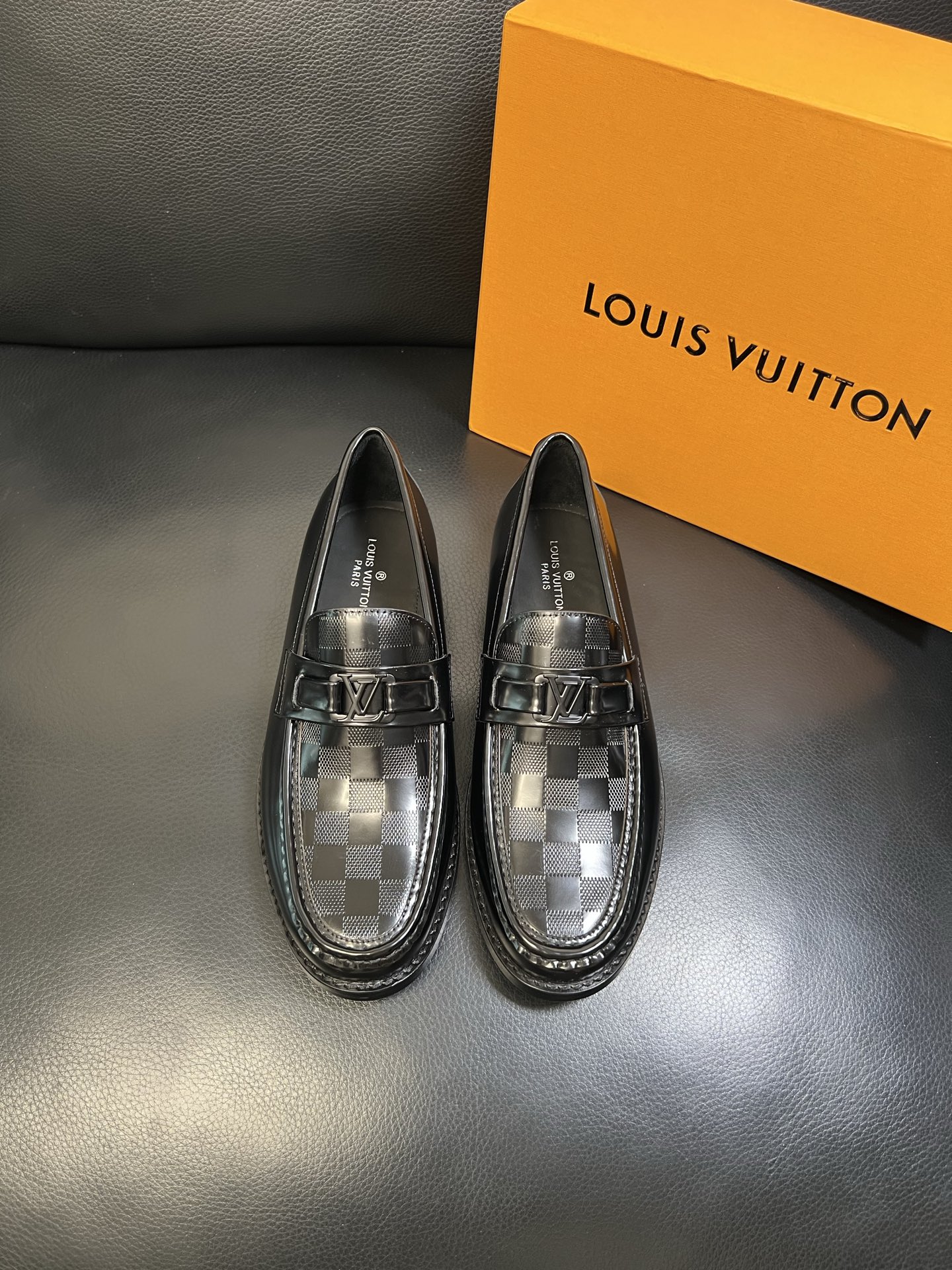 Lv 高品质 顶级工艺品 路易威登 皮鞋专柜同步原厂配置，鞋面意大利进口，进口水染牛皮内里，鞋底：原厂特