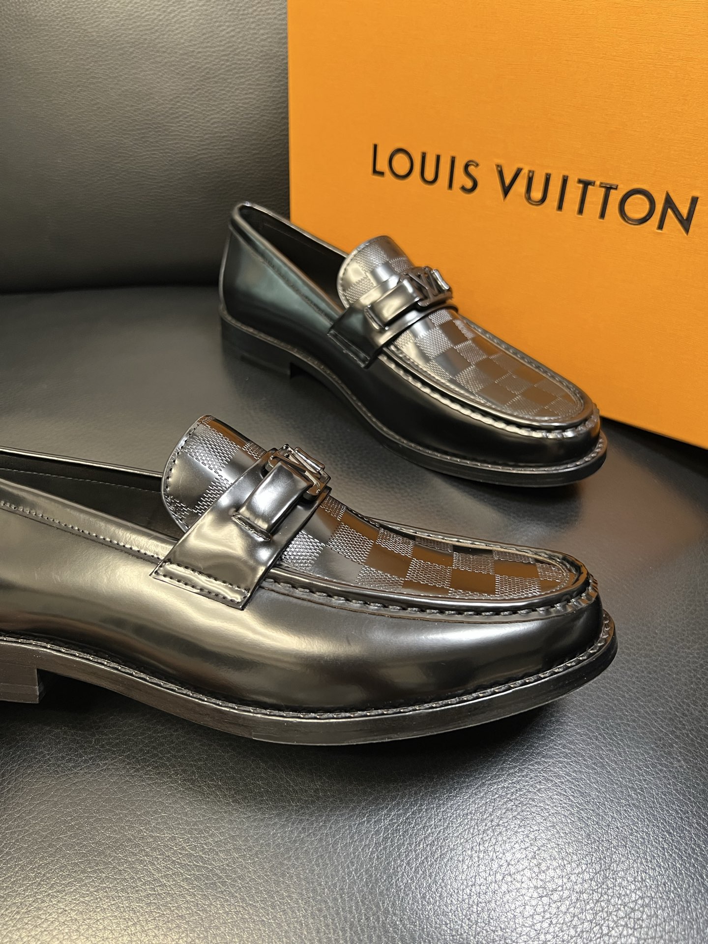 Lv 高品质 顶级工艺品 路易威登 皮鞋专柜同步原厂配置，鞋面意大利进口，进口水染牛皮内里，鞋底：原厂特