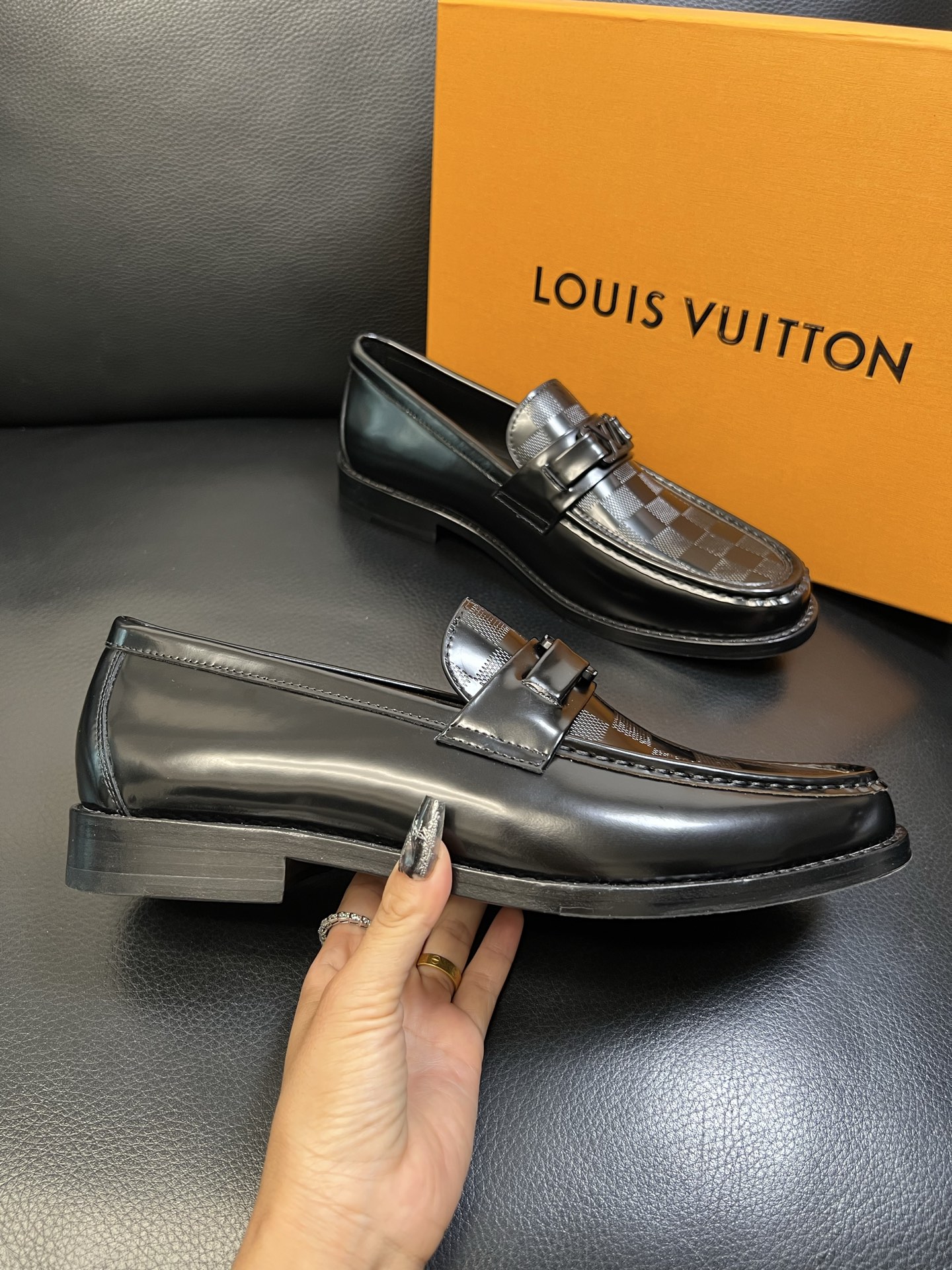 Lv 高品质 顶级工艺品 路易威登 皮鞋专柜同步原厂配置，鞋面意大利进口，进口水染牛皮内里，鞋底：原厂特