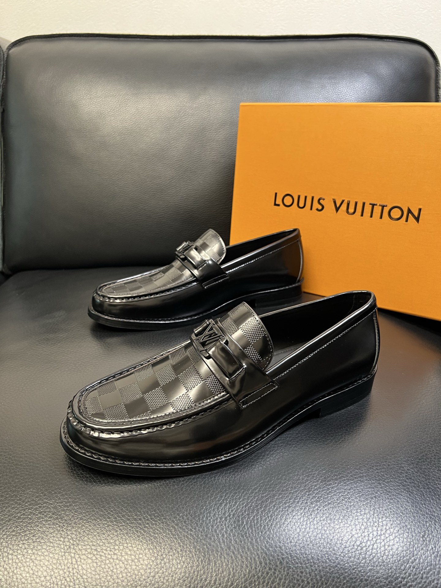 Lv 高品质 顶级工艺品 路易威登 皮鞋专柜同步原厂配置，鞋面意大利进口，进口水染牛皮内里，鞋底：原厂特