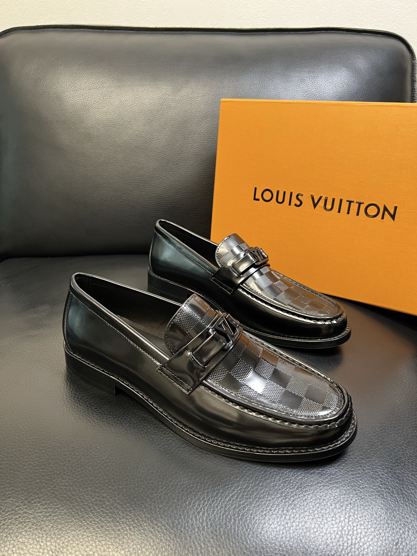 Lv 高品质 顶级工艺品 路易威登 皮鞋专柜同步原厂配置，鞋面意大利进口，进口水染牛皮内里，鞋底：原厂特