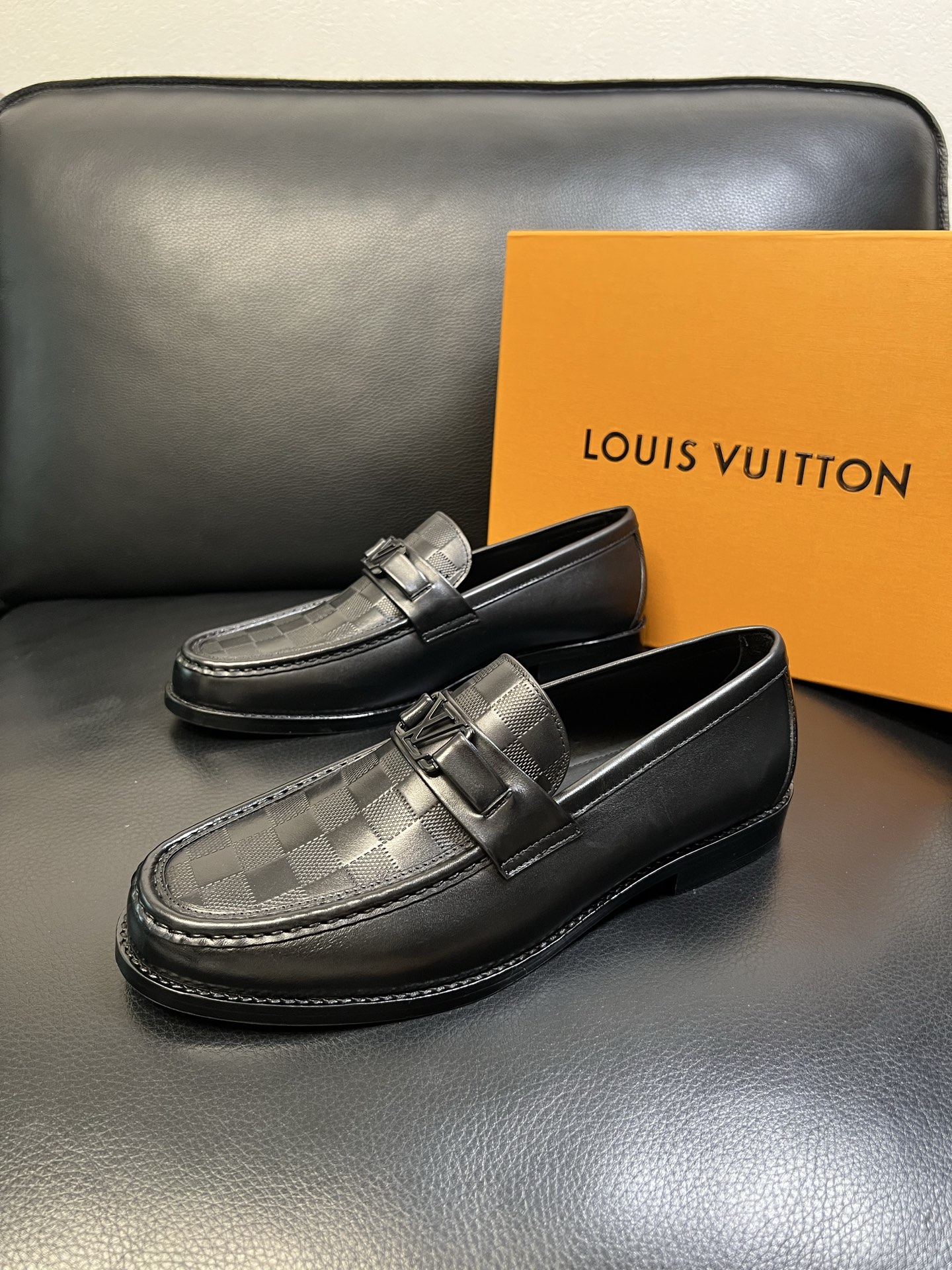 Lv 高品质 顶级工艺品 路易威登 皮鞋专柜同步原厂配置，鞋面意大利进口，进口水染牛皮内里，鞋底：原厂特