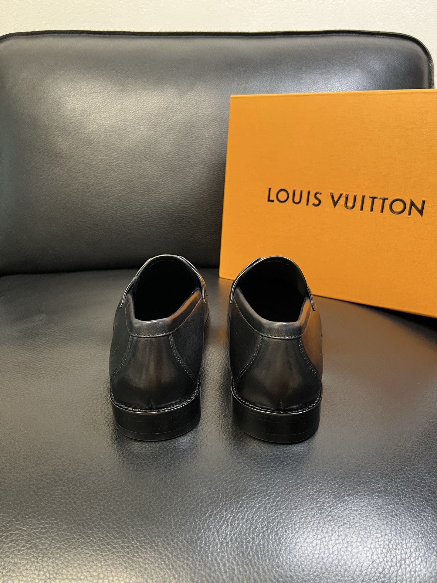 Lv 高品质 顶级工艺品 路易威登 皮鞋专柜同步原厂配置，鞋面意大利进口，进口水染牛皮内里，鞋底：原厂特