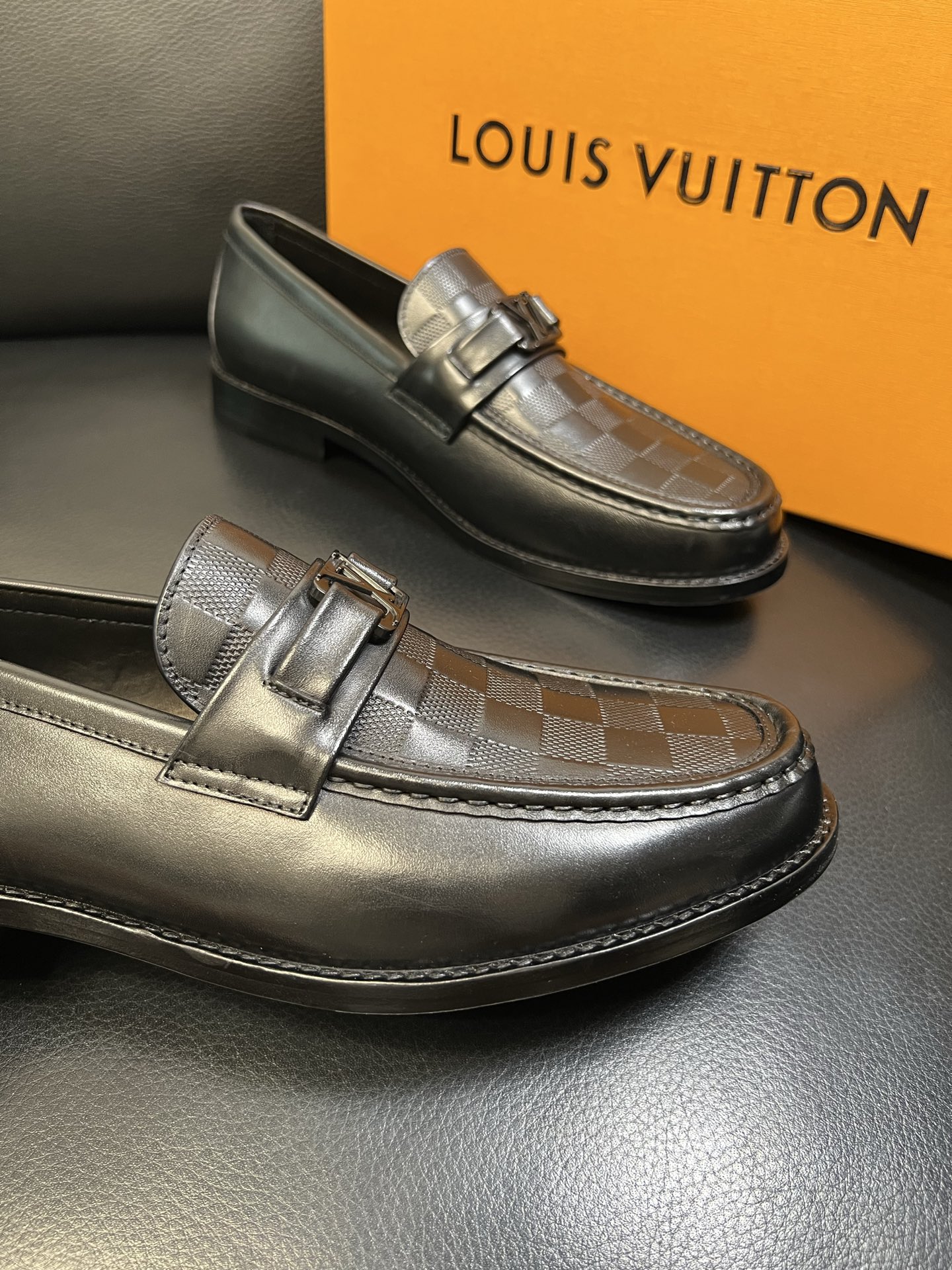 Lv 高品质 顶级工艺品 路易威登 皮鞋专柜同步原厂配置，鞋面意大利进口，进口水染牛皮内里，鞋底：原厂特