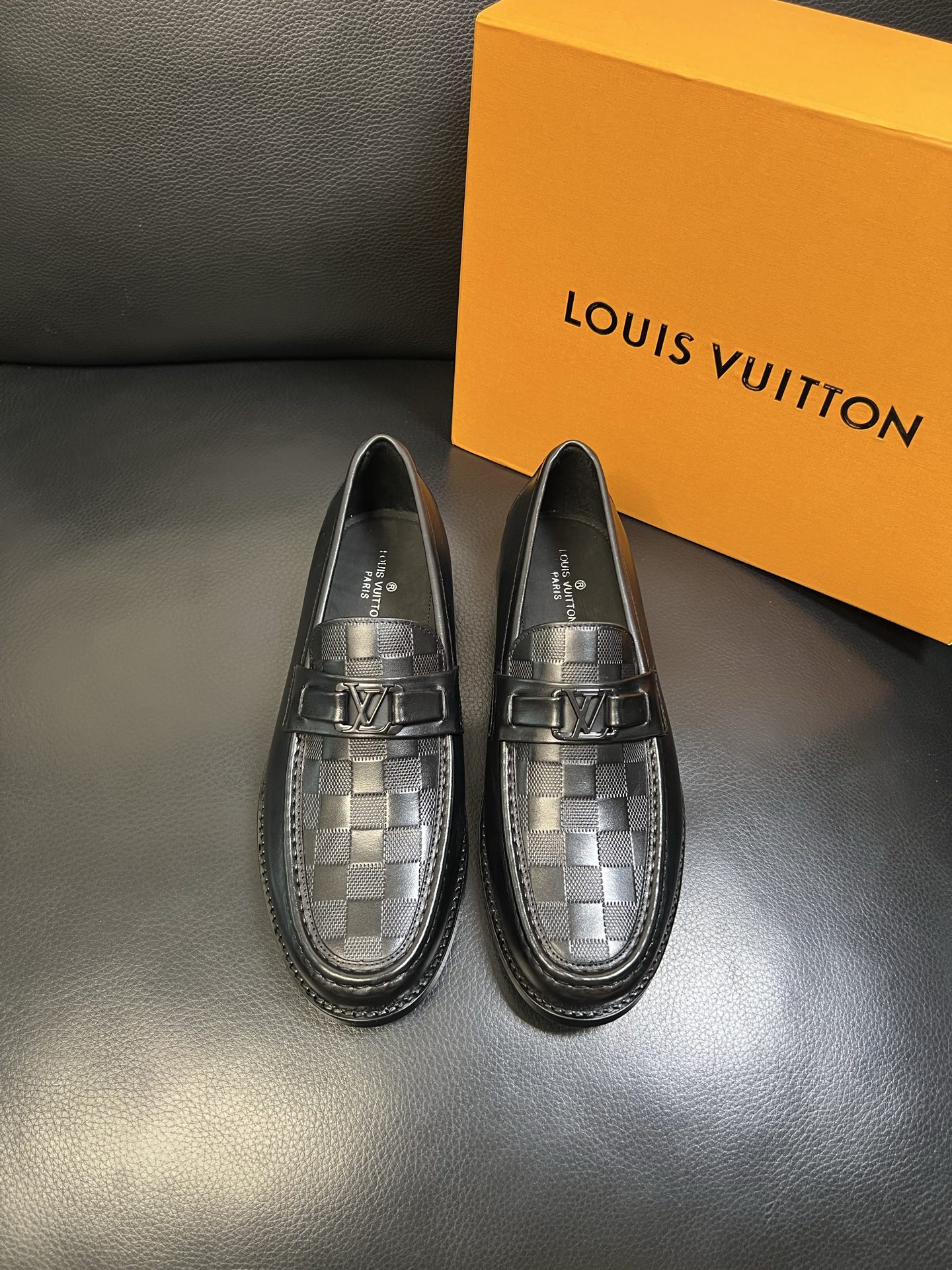 Lv 高品质 顶级工艺品 路易威登 皮鞋专柜同步原厂配置，鞋面意大利进口，进口水染牛皮内里，鞋底：原厂特