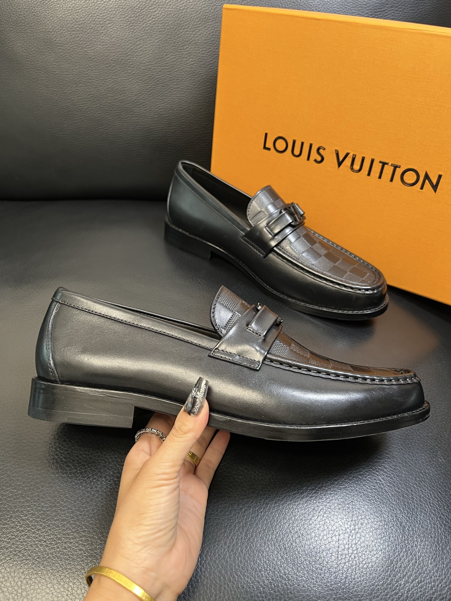 Lv 高品质 顶级工艺品 路易威登 皮鞋专柜同步原厂配置，鞋面意大利进口，进口水染牛皮内里，鞋底：原厂特