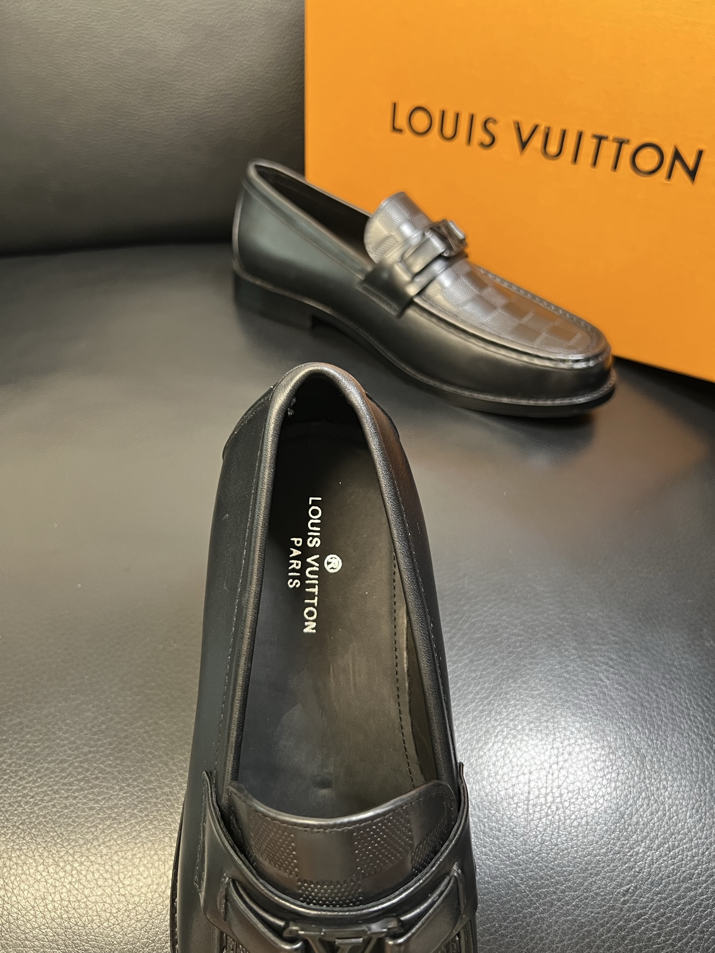 Lv 高品质 顶级工艺品 路易威登 皮鞋专柜同步原厂配置，鞋面意大利进口，进口水染牛皮内里，鞋底：原厂特