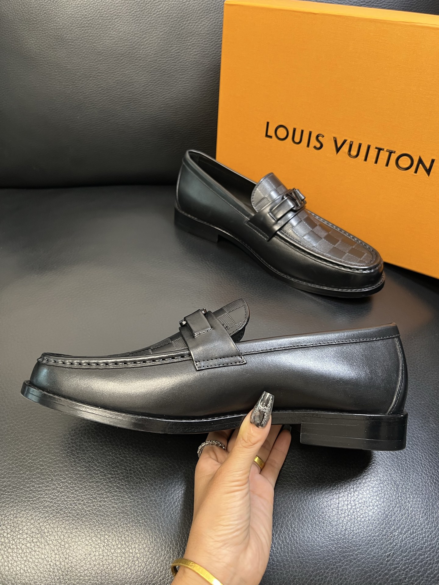 Lv 高品质 顶级工艺品 路易威登 皮鞋专柜同步原厂配置，鞋面意大利进口，进口水染牛皮内里，鞋底：原厂特