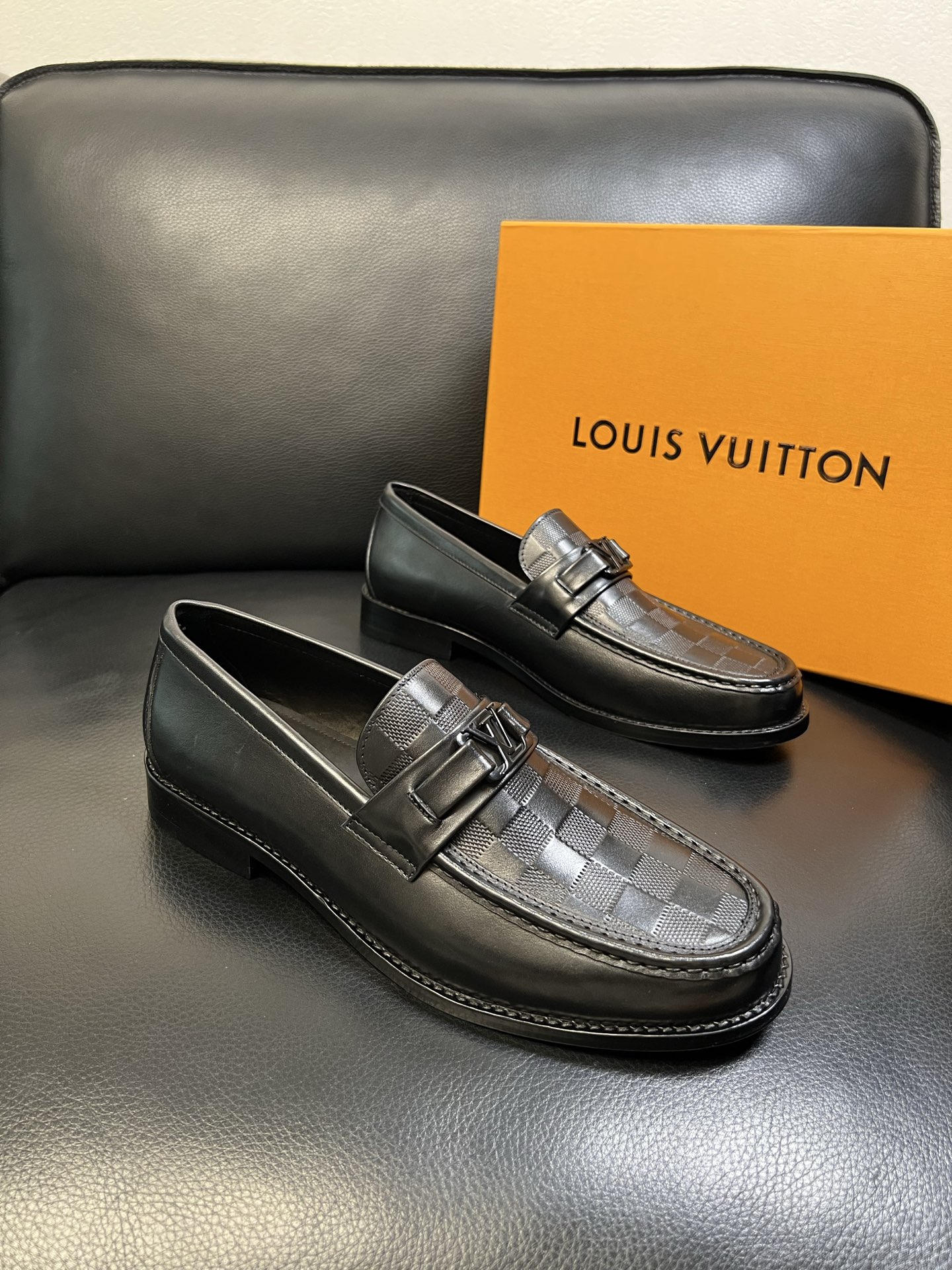 Lv 高品质 顶级工艺品 路易威登 皮鞋专柜同步原厂配置，鞋面意大利进口，进口水染牛皮内里，鞋底：原厂特