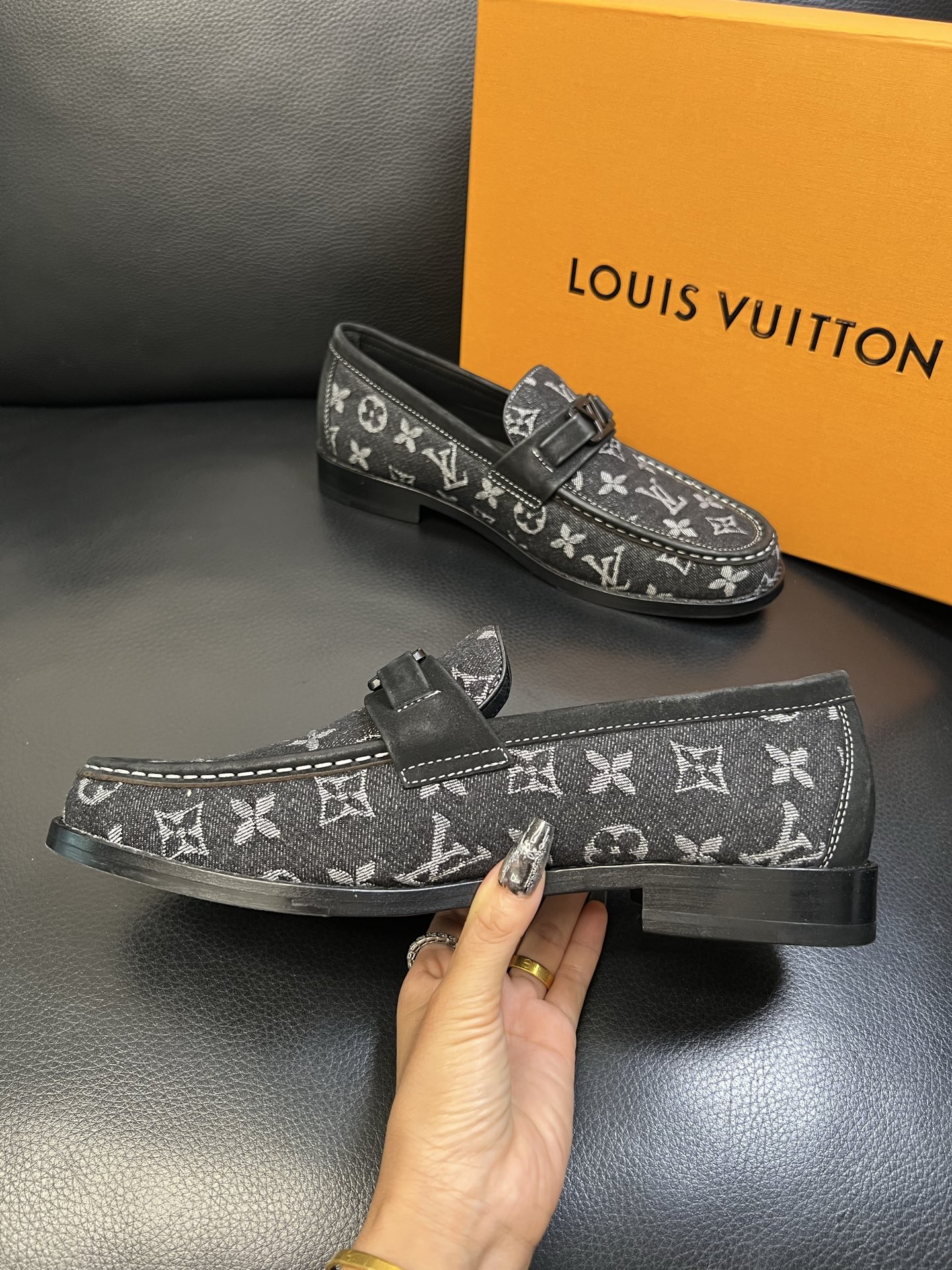 Lv 高品质 顶级工艺品 路易威登 皮鞋专柜同步原厂配置，鞋面意大利进口，进口水染牛皮内里，鞋底：原厂特