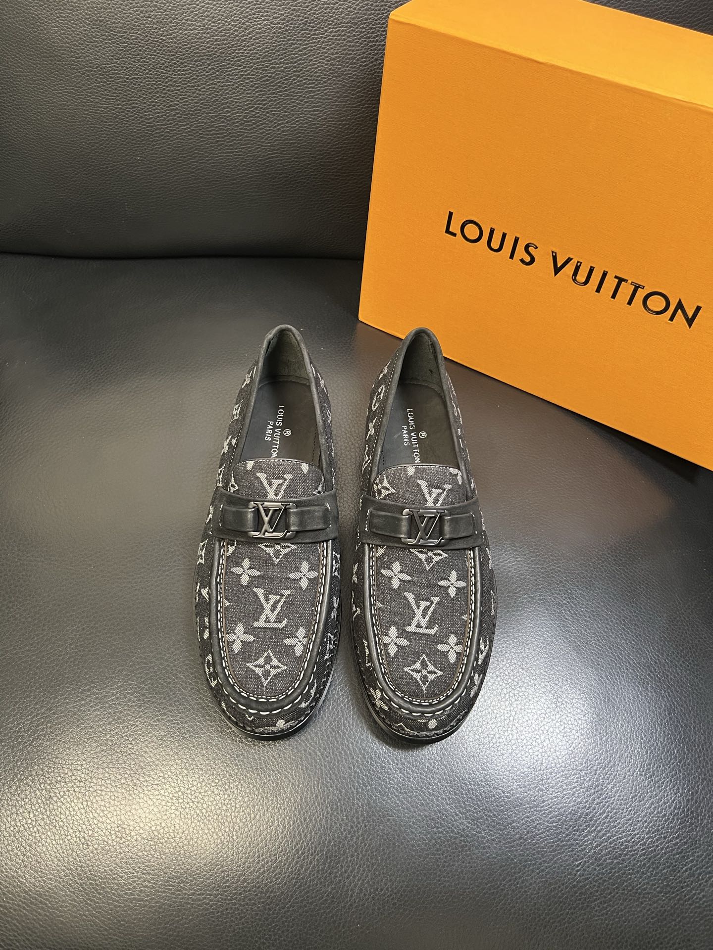 Lv 高品质 顶级工艺品 路易威登 皮鞋专柜同步原厂配置，鞋面意大利进口，进口水染牛皮内里，鞋底：原厂特