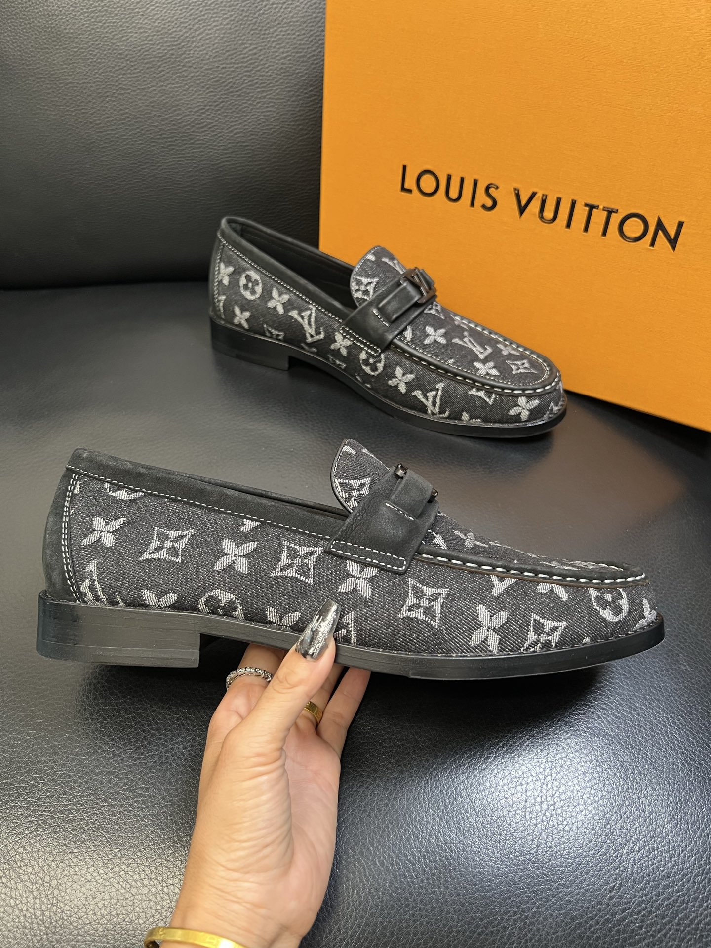 Lv 高品质 顶级工艺品 路易威登 皮鞋专柜同步原厂配置，鞋面意大利进口，进口水染牛皮内里，鞋底：原厂特