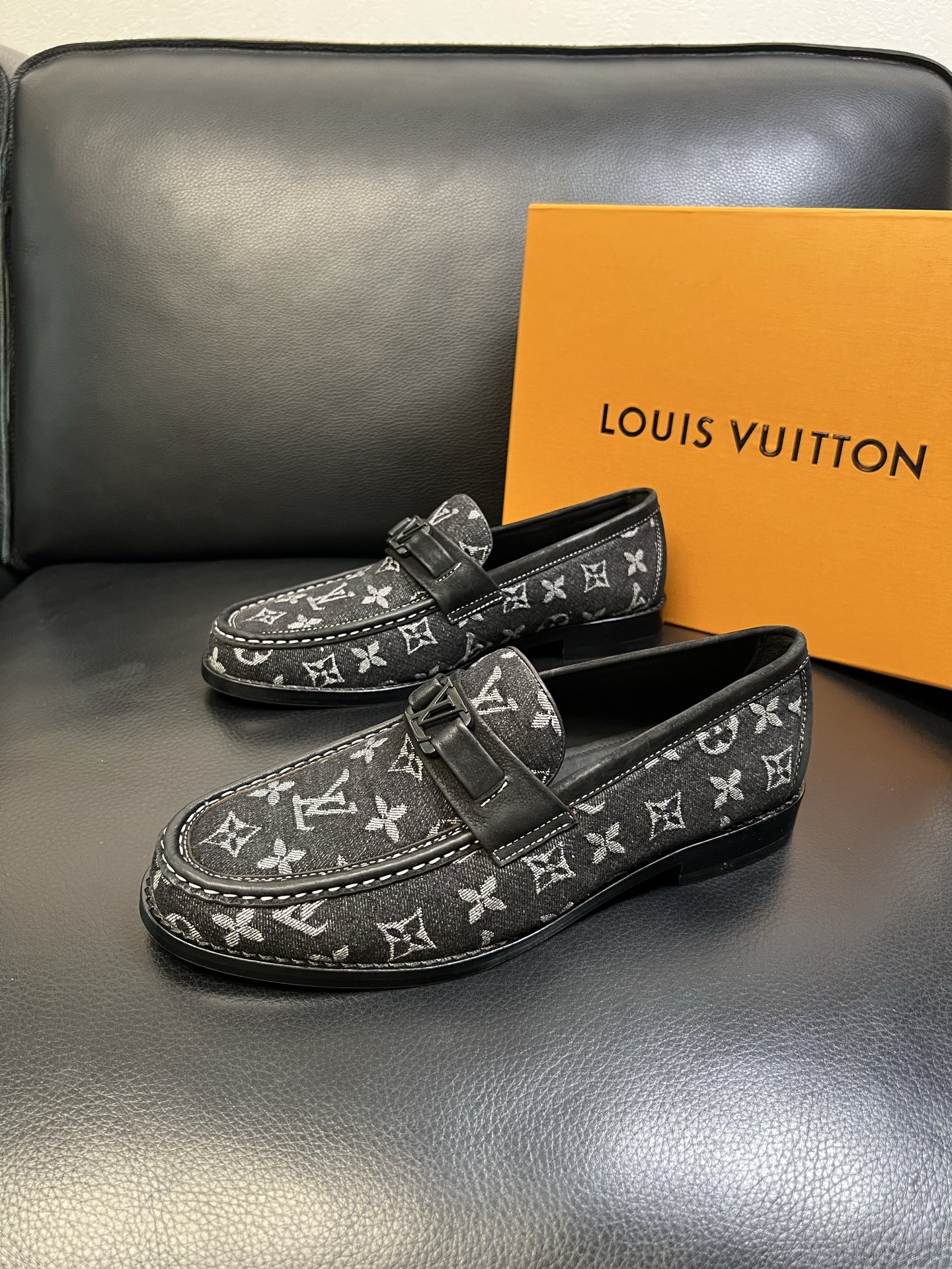 Lv 高品质 顶级工艺品 路易威登 皮鞋专柜同步原厂配置，鞋面意大利进口，进口水染牛皮内里，鞋底：原厂特