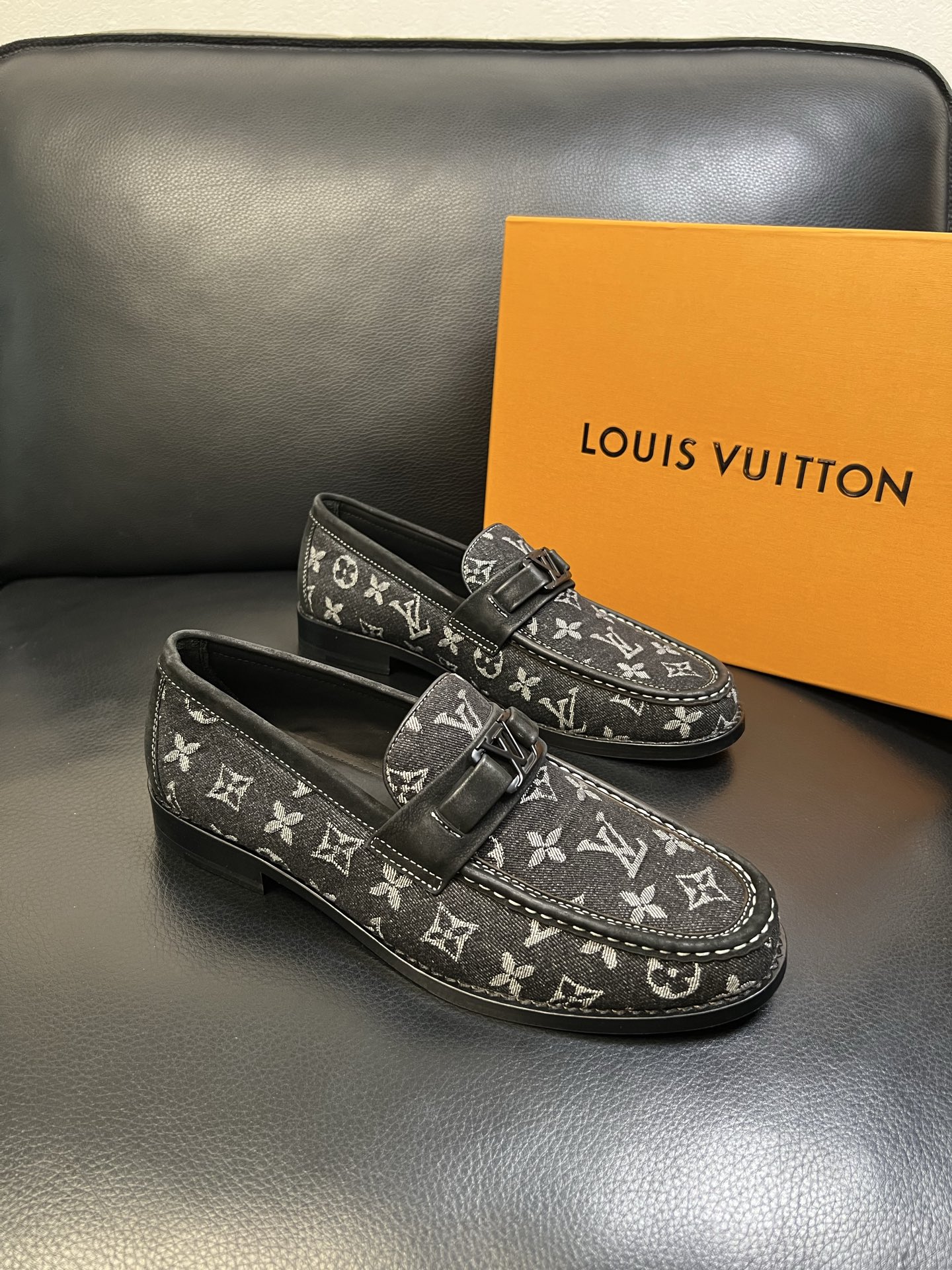 Lv 高品质 顶级工艺品 路易威登 皮鞋专柜同步原厂配置，鞋面意大利进口，进口水染牛皮内里，鞋底：原厂特